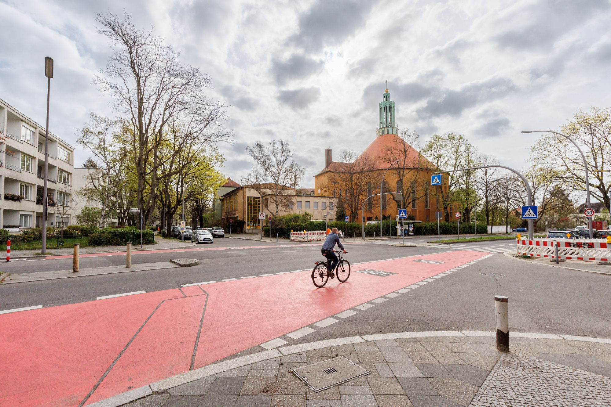 Radfahrer auf dem neuen Radfahrstreifen auf der Boelckestraße