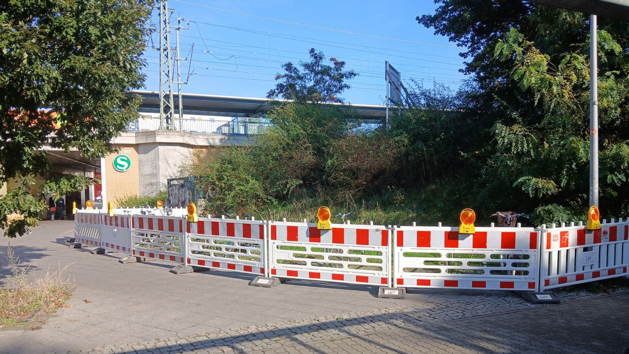 Bauzaun vor dem S-Bahnhof Adlershof