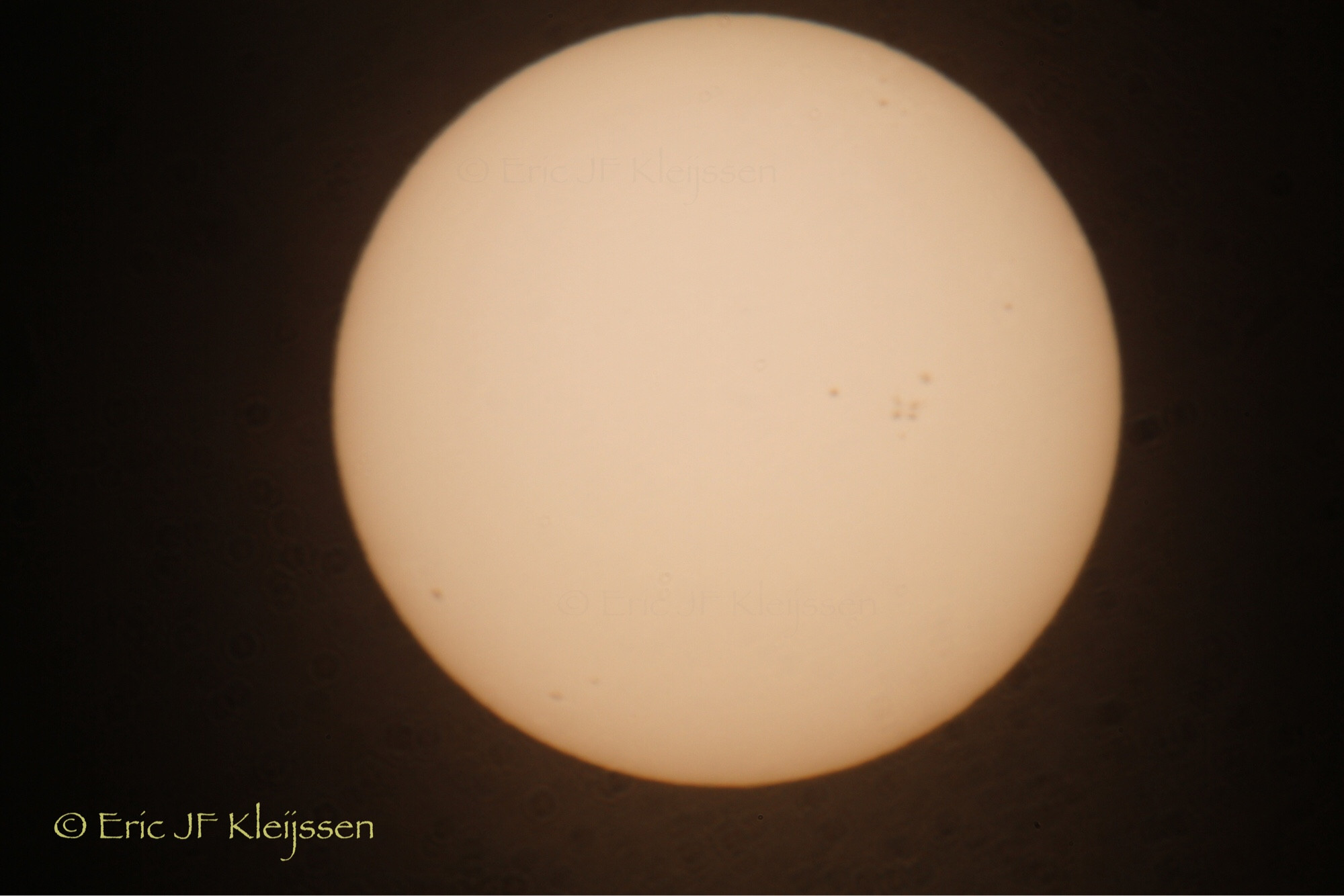 The #Sun @ #Loosduinen 20231130 09:31 (08:31 UTC) ☀️  #Zon #sunspots #zonnevlekken #Astrophotography #canon #canonphotography #CanonEOS7D #Maksutov #Solar #Sol #Soleil #Russentonne MC_MTO_11CA_1000mm_F10