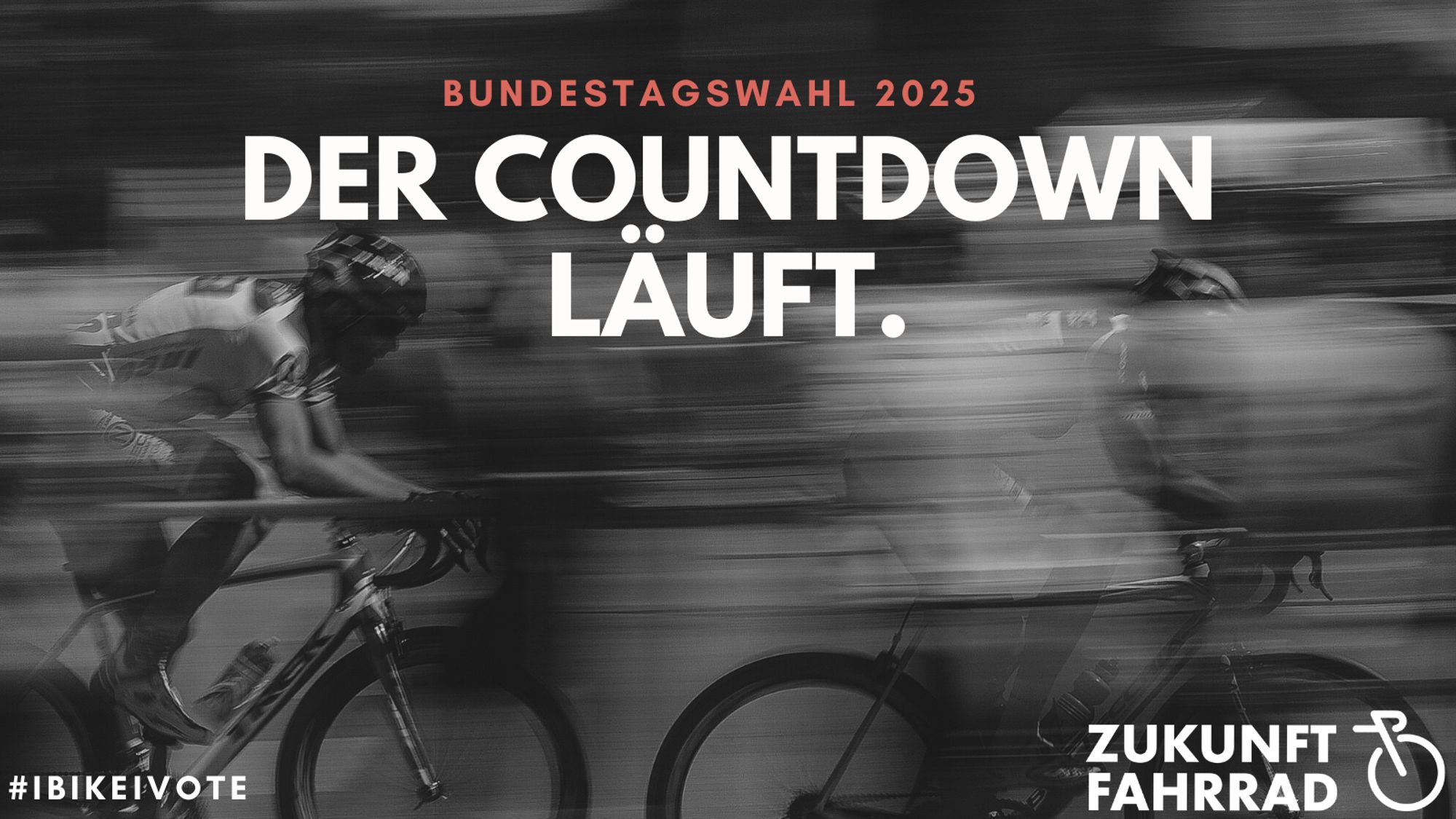 Schwarz-weiß Bild eines Radrennens. Darüber steht Bundestagswahl 2025 - der Countdown läuft. Unten das Logo von Zukunft Fahrrad und der Hashtag #IBikeIVote