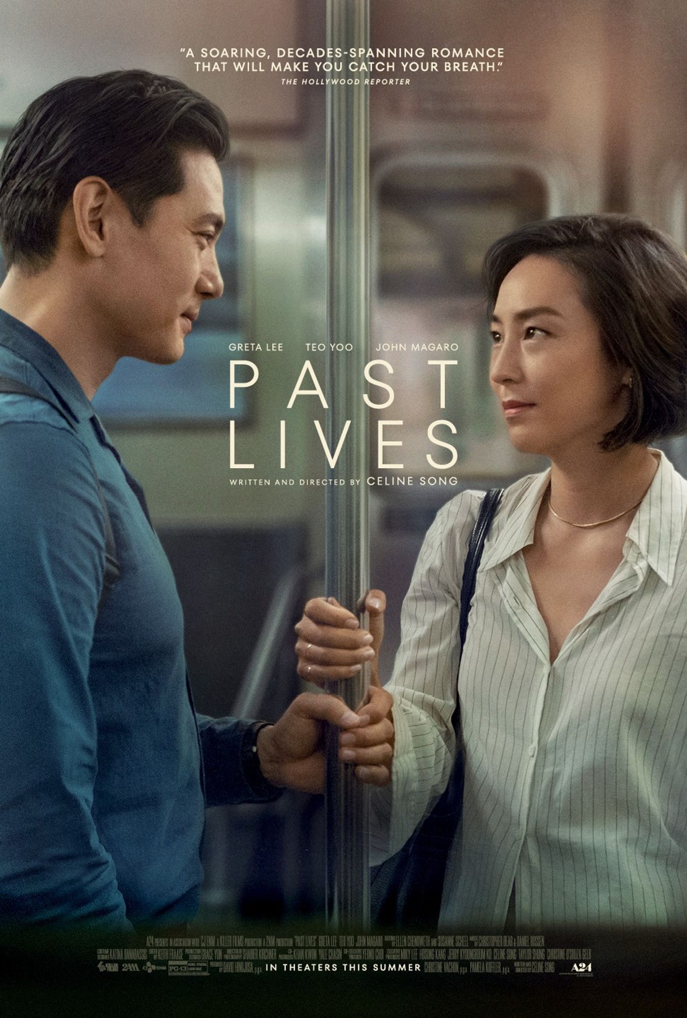 Póster de la película Past Lives que muestra a un hombre (a la izquierda) y una mujer (a la derecha) mirándose con una sonrisa mientras están agarrados a una barra de un tren