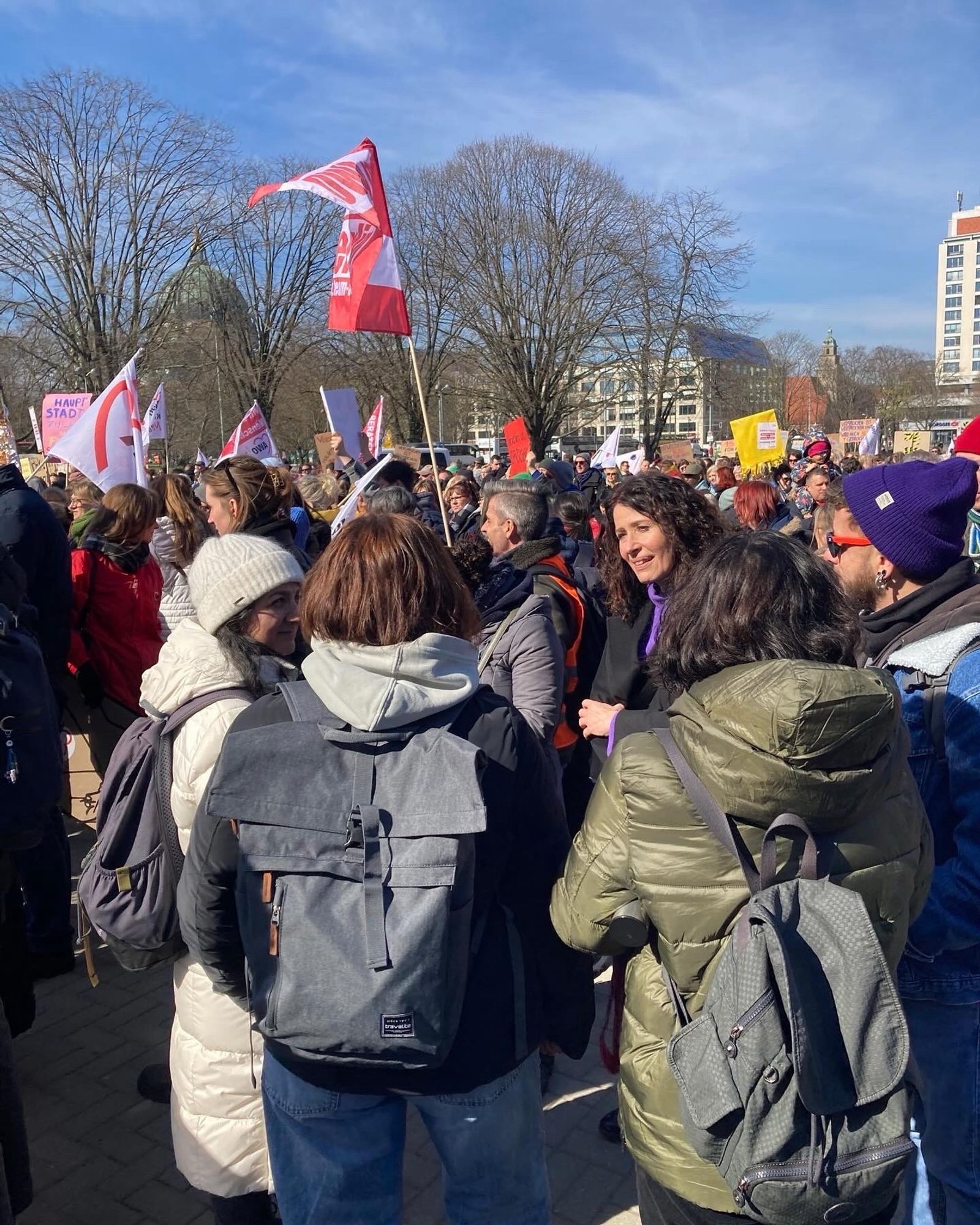 Fraktionsvorsitzende Bettina Jarasch auf einer Demo der freien Träger in Berlin. Sie spricht mit Menschen.