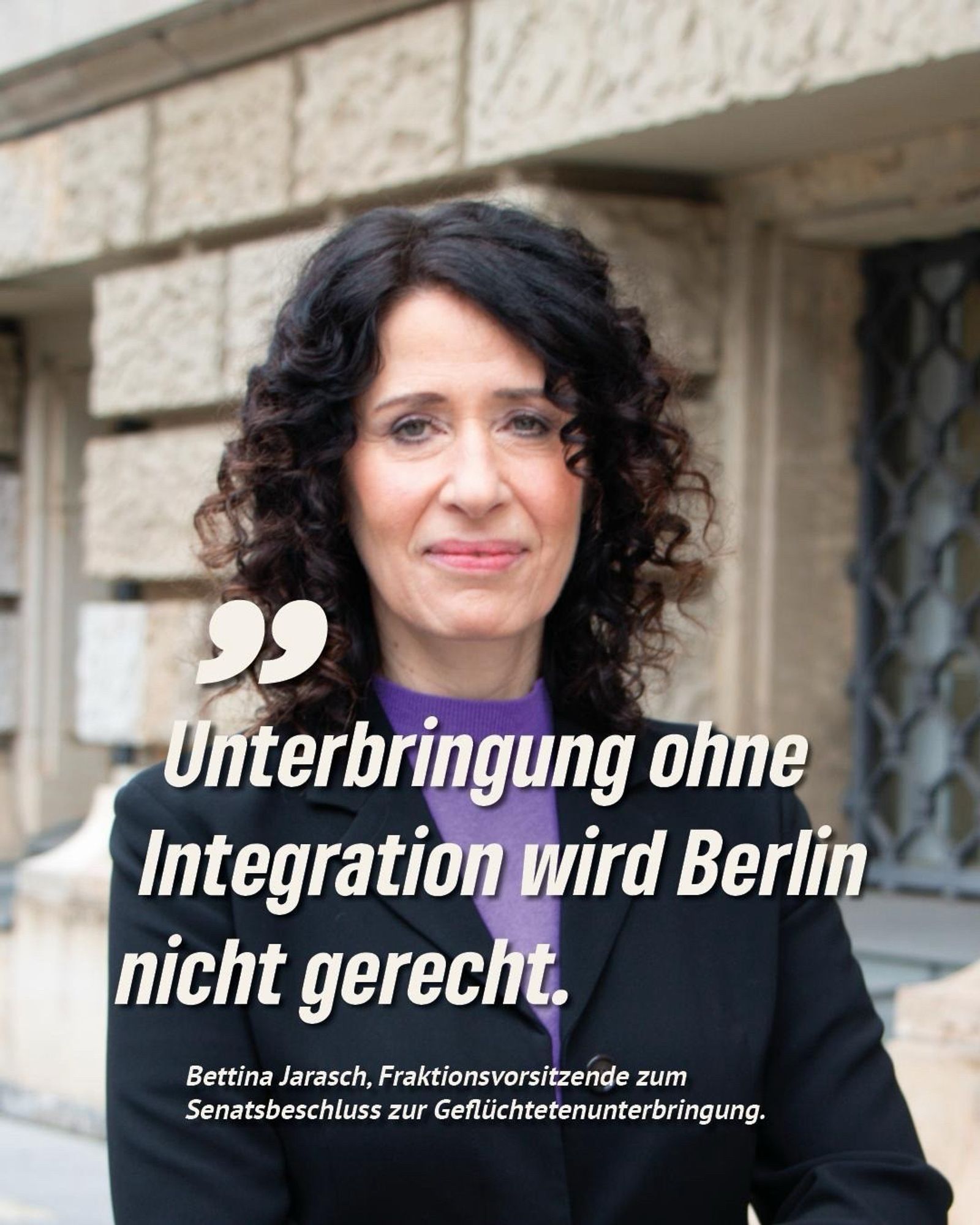 Ein Portrait von Bettina Jarasch, grüne Fraktionsvorsitzende Berlins, mit verschränkten Armen. Text auf Bild: Unterbringung ohne Integration wird Berlin nicht gerecht.