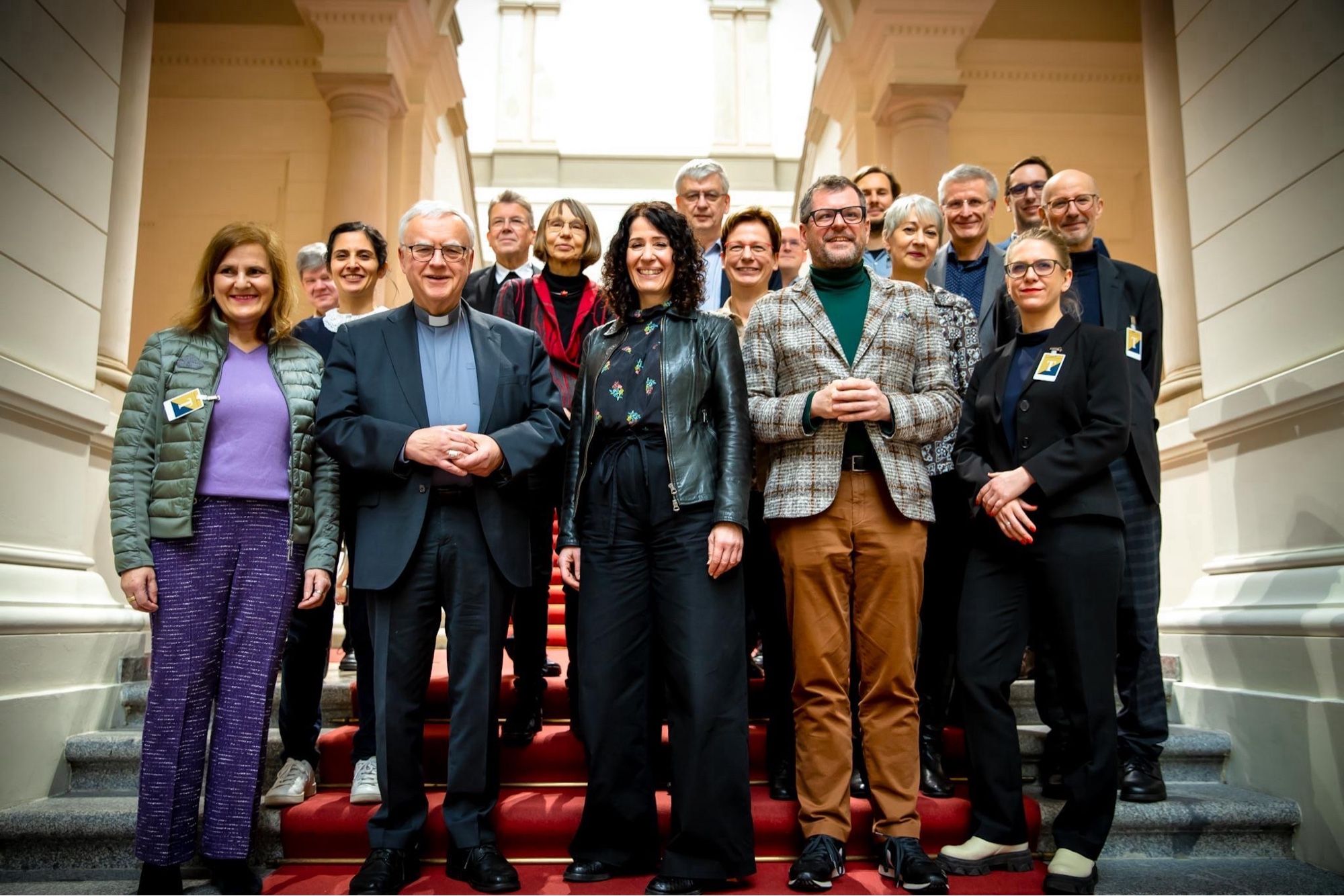 Ein Gruppenfoto des Treffens der Berliner Grünen mit dem Berliner Erzbistum auf der Treppe des Abgeordnetenhauses.