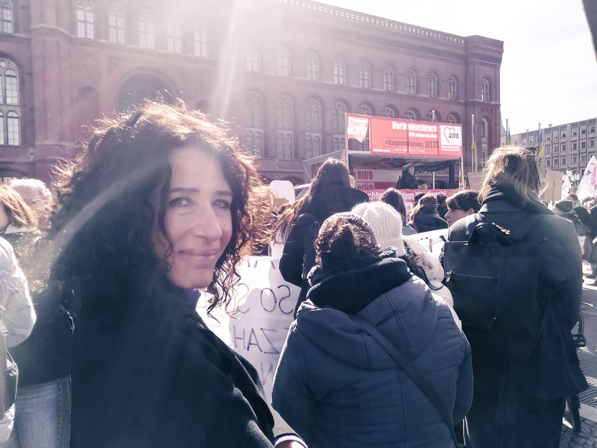 Fraktionsvorsitzende Bettina Jarasch auf einer Demo der freien Träger in Berlin.