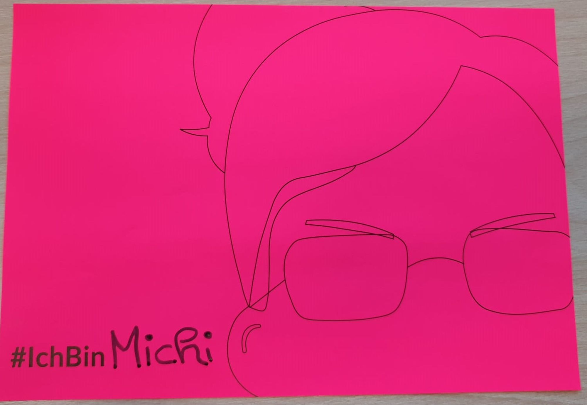 Pinkes Poster mit dem Aufdruck #IchBin und dem Namen Michi