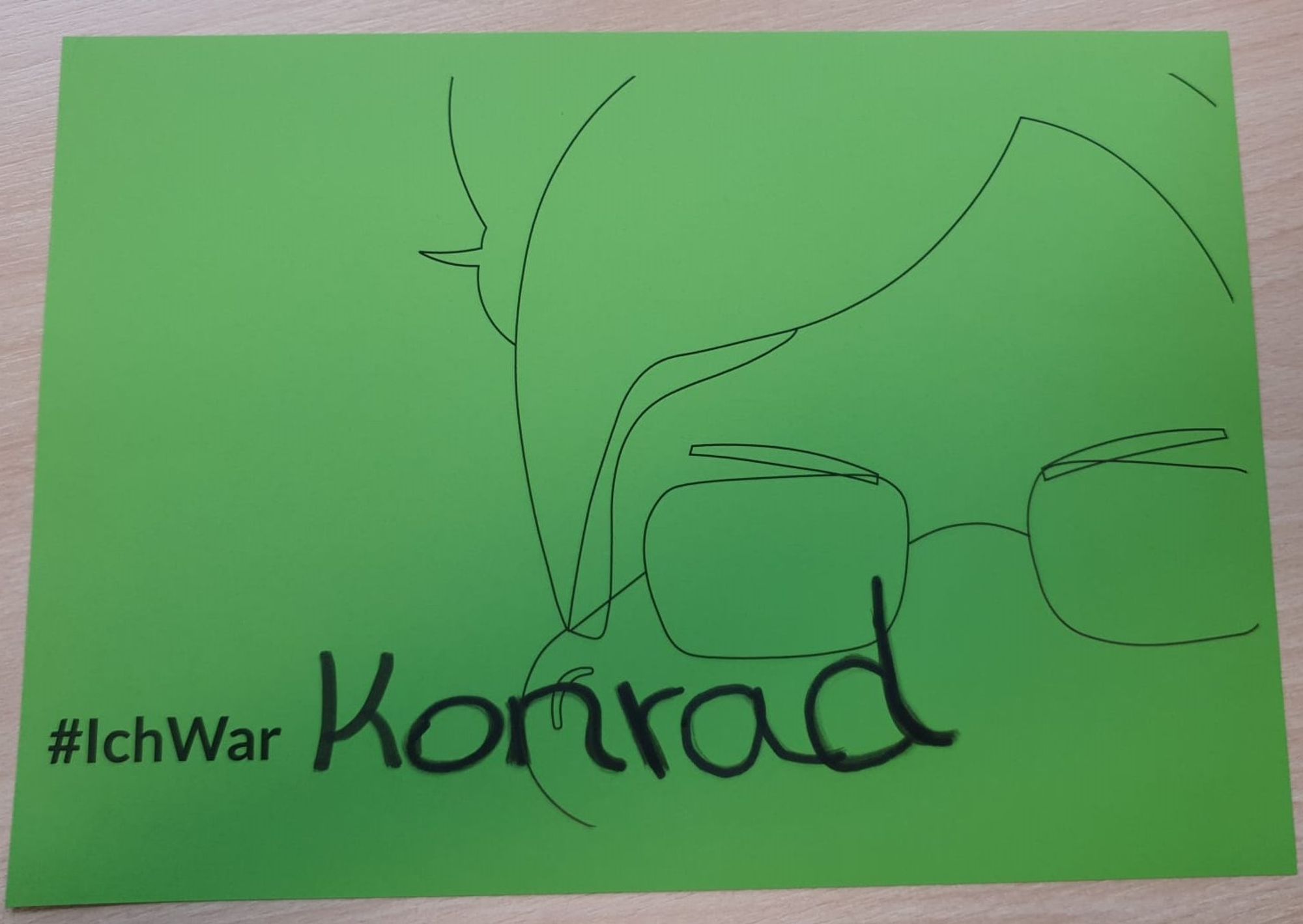 Grünes Poster mit dem Aufdruck #IchWar und dem Namen Konrad