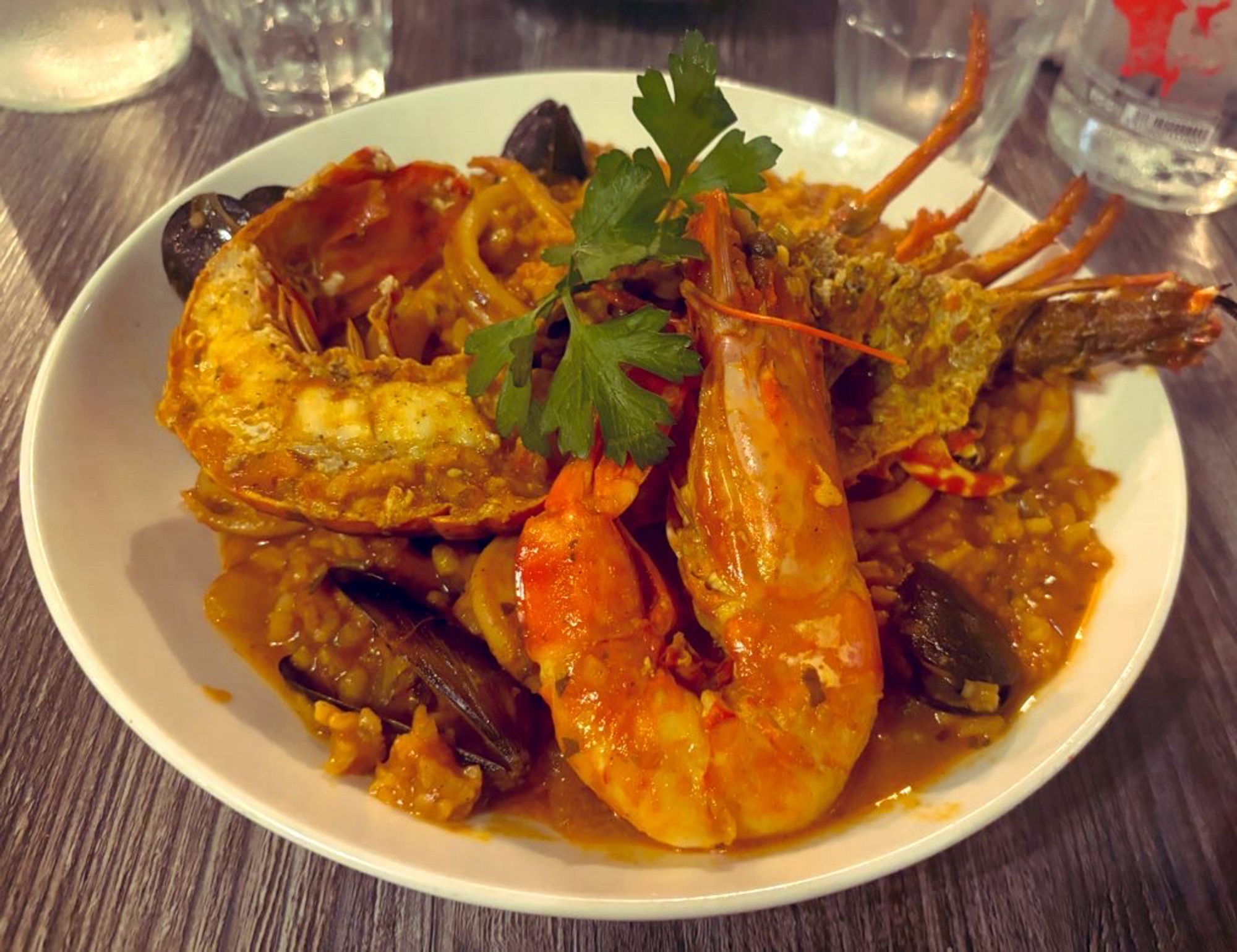 Une assiette de la mer avec langouste moules gambas calamars miam