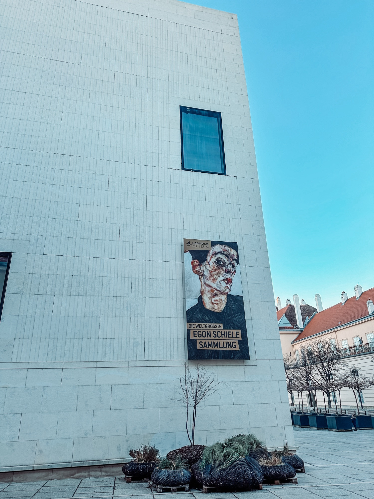 Longer ALT text in picture 1
This photo shows the Egon Schiele advertisement and is the facade of the Leopoldmuseum a plain white façade