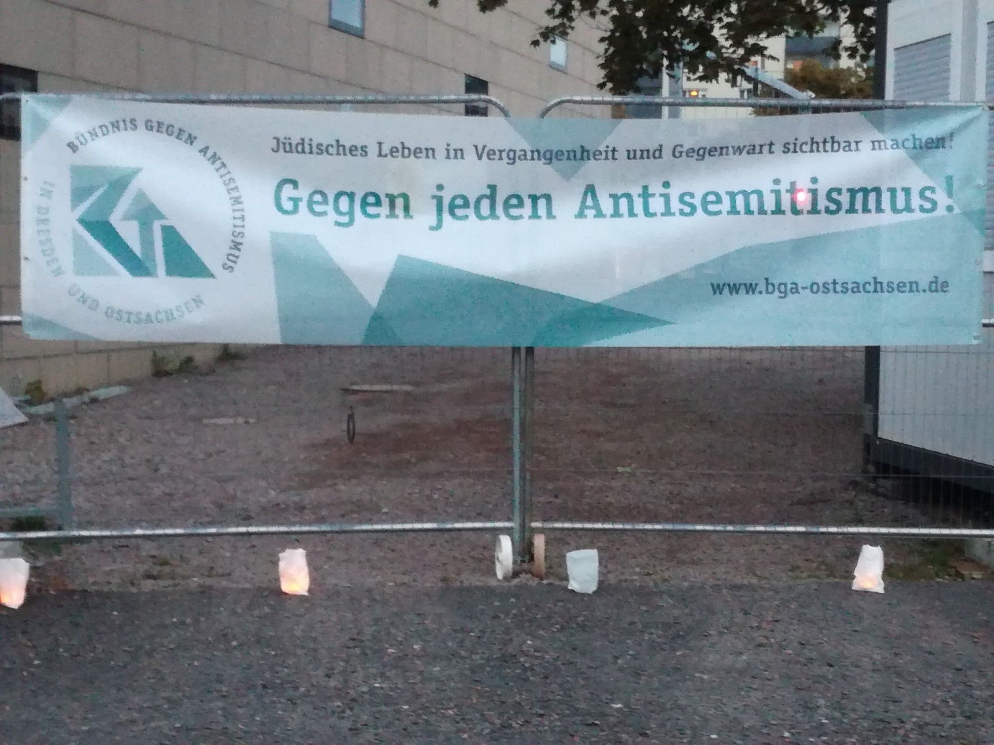 Banner am Bauzaun: Jüdisches Leben in Vergangenheit und Gegenwart sichtbar machen. Gegen jeden Antisemitismus. Bündnis gegen Antisemitismus in Dresden und Ostsachsen.