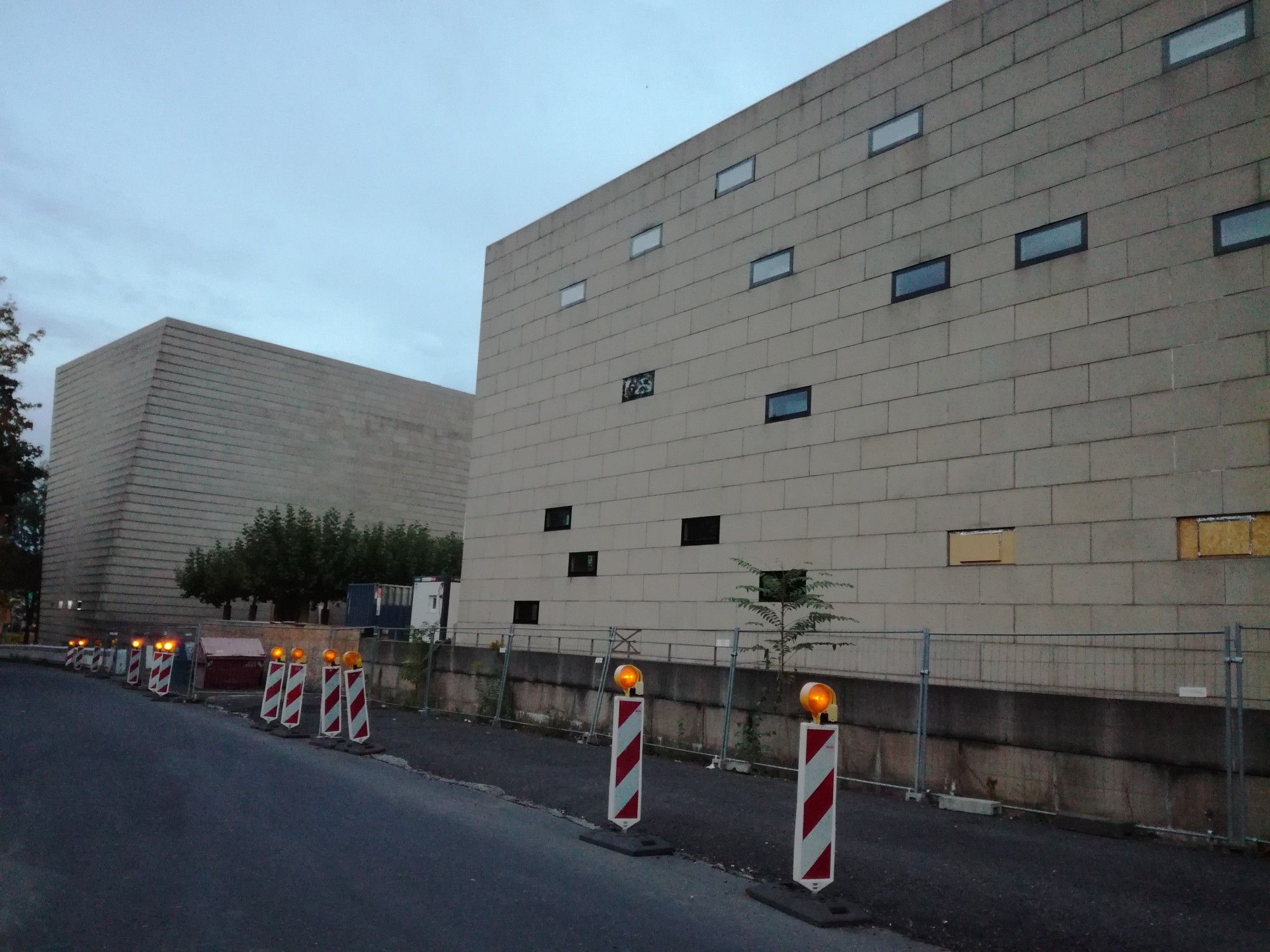 Blick auf die Dresdner Synagoge, davor Baustellenabgrenzungen.