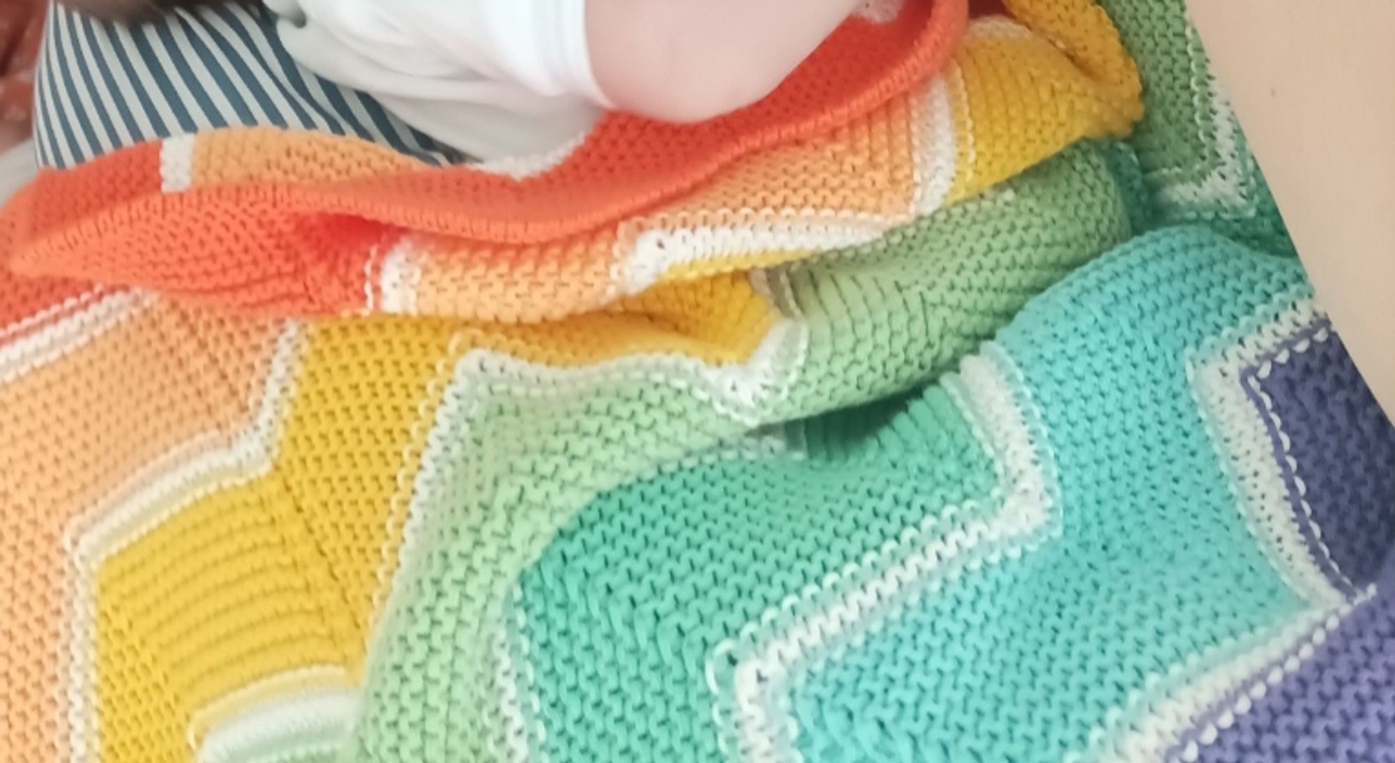 Decke Regenbogenfarben gestrickt