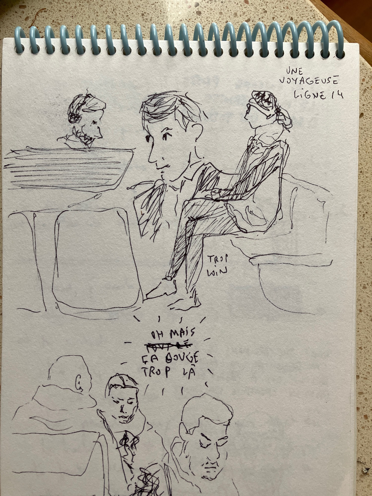 Une page de carnet de croquis de gens dans le métro