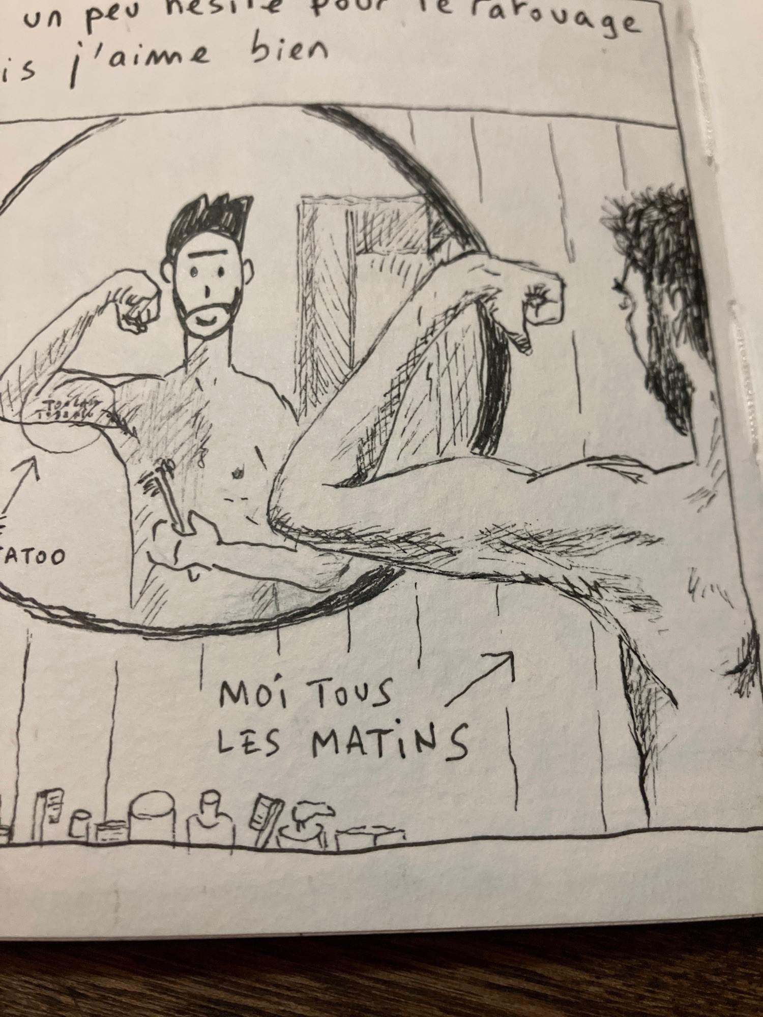 Dessin de moi qui fais les muscles devant mon miroir le matin dans ma salle de bain, pour regarder mon tatouage