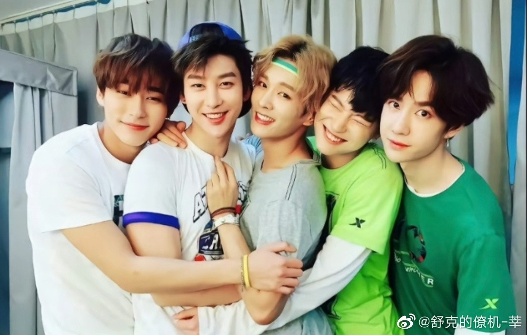 UNIQ members Kim Sungjoo, Zhou Yixuan, Li Wenhan, Chou Seungyoun and Wang YiBo.