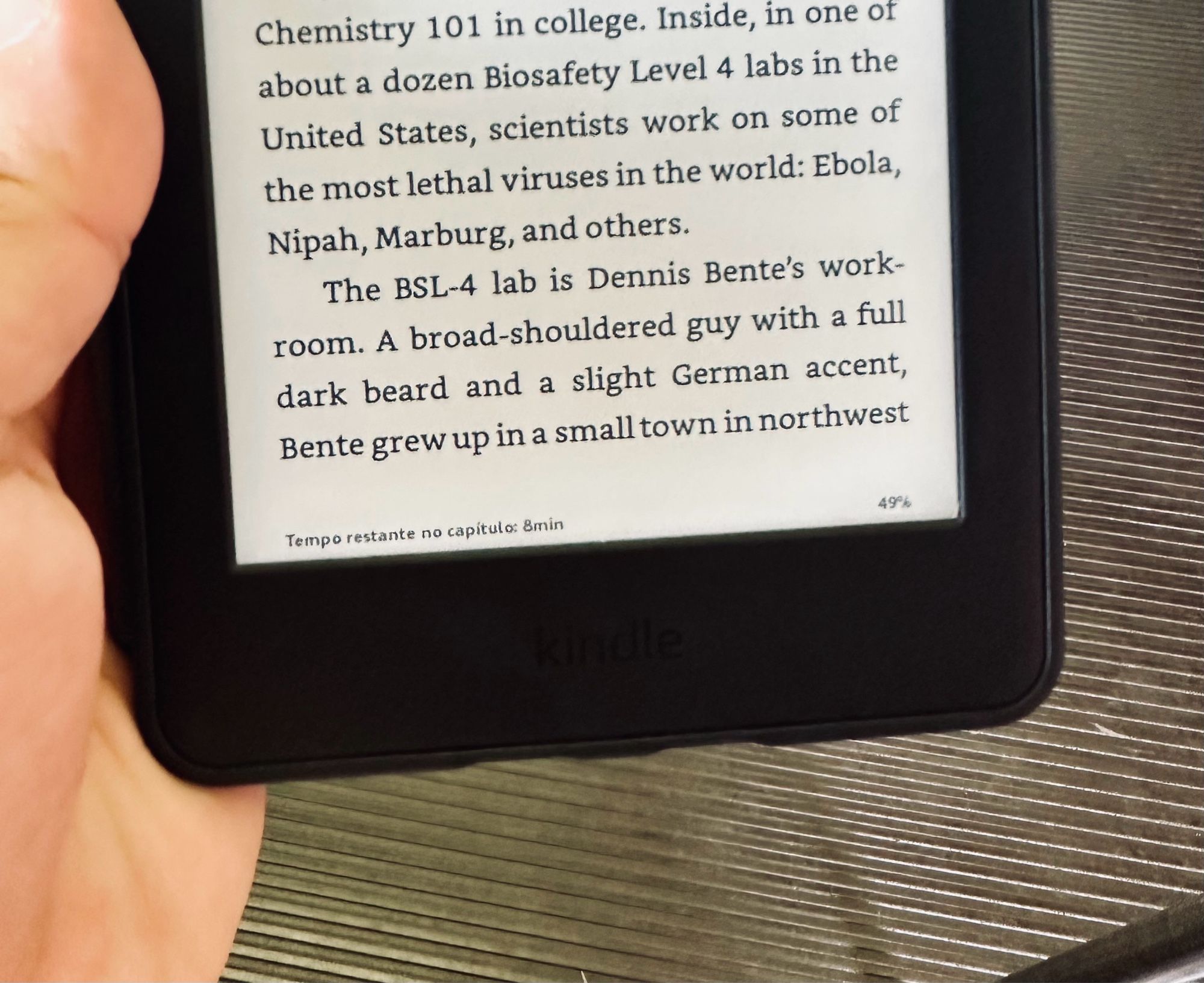 Trecho do livro "The Heat Will Kill You First", de Jeff Goodell. O trecho diz "(…) Chemistry 101 in college. Inside, in one of about a dozen Biosafety Level 4 labs in the United States, scientists work on some of the most lethal viruses in the world: Ebola, Nipah, Marburg, and others.
The BSL-4 lab is Dennis Bente's work-room. A broad-shouldered guy with a full dark beard and a slight German accent, Bente grew up in a small town in northwest(…)", ou em português "(…) Química 101 na faculdade. Lá dentro, em uma das cerca de uma dúzia de laboratórios de Nível 4 de Biossegurança nos Estados Unidos, os cientistas trabalham em alguns dos vírus mais letais do mundo: Ebola, Nipah, Marburg e outros.

O laboratório BSL-4 é a sala de trabalho de Dennis Bente. Um cara de ombros largos com uma barba escura completa e um leve sotaque alemão, Bente cresceu em uma pequena cidade no noroeste (…)"