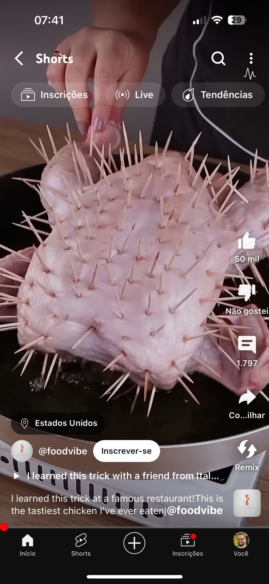 Imagem de frango inteiro sendo preparado com palitos de dente espetados em toda a sua extensão, lembrando o personagem Pinhead do filme britânico de terror Hellraiser, de 1987.