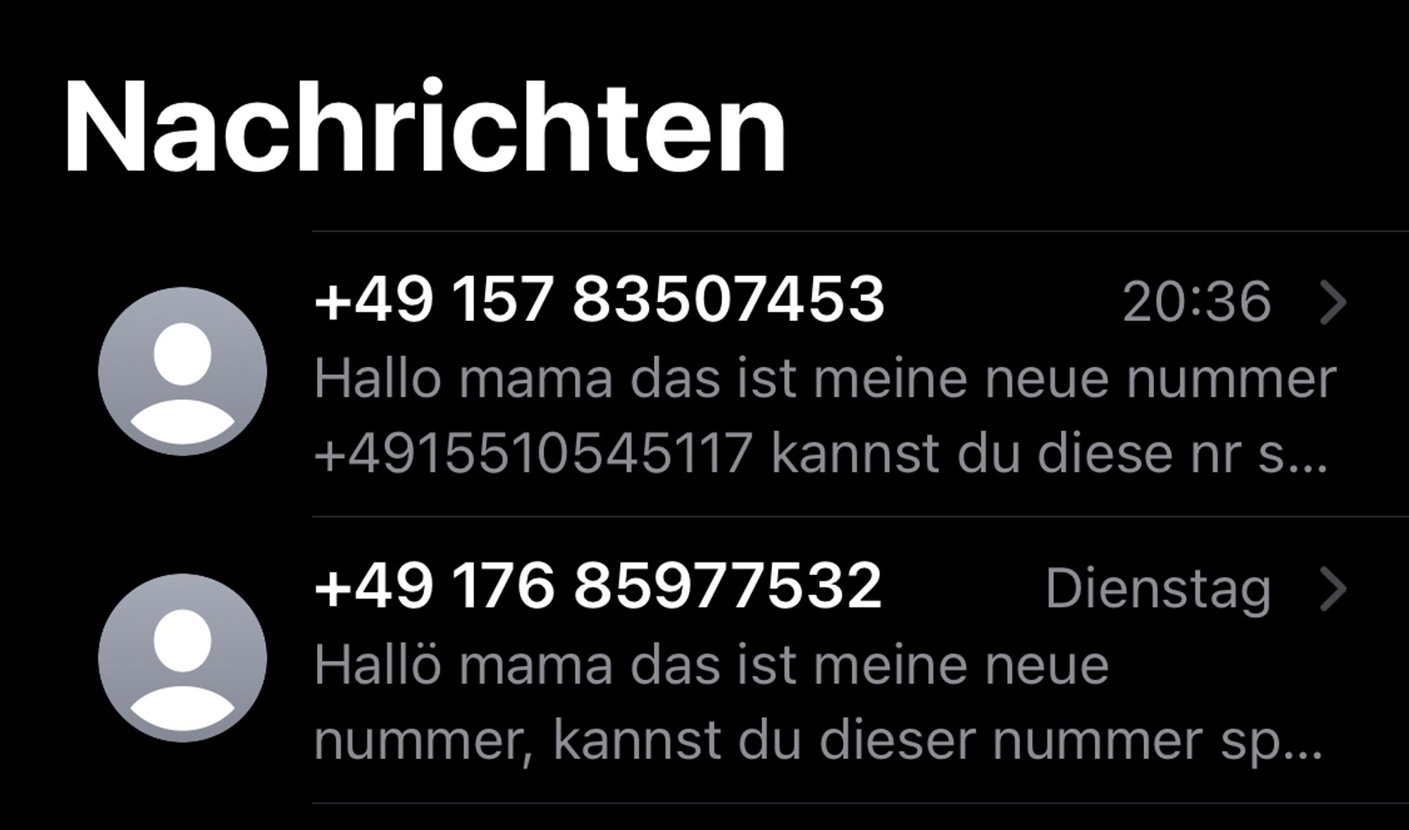 Screenshot vom sms-Eingang. Zwei Nachrichten mit „Hallo Mama, das ist meine neue Nummer…“ von unterschiedlichen Telefonnummern.