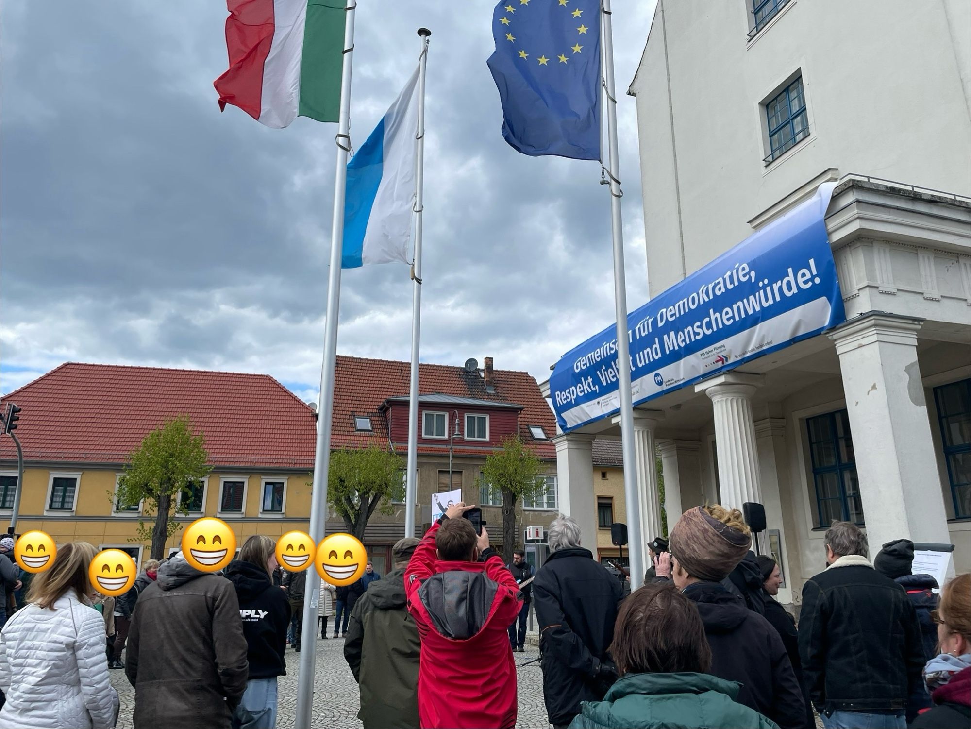 Das Rathaus mit den Demonstrierenden davor von der Seite betrachtet.