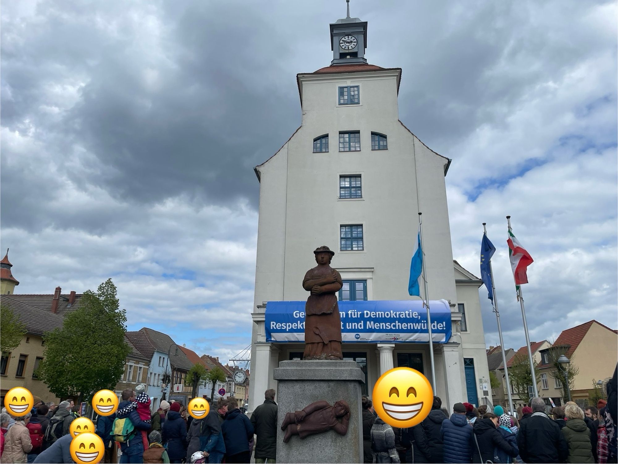 Demonstrierende vor dem Rathaus.