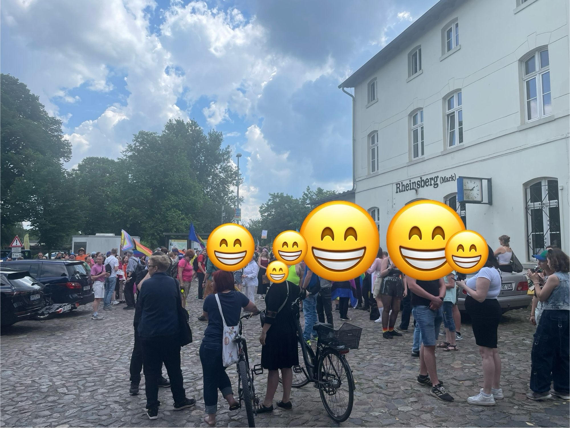 Demonstrierende vor dem Bahnhofsgebäude in Rheinsberg