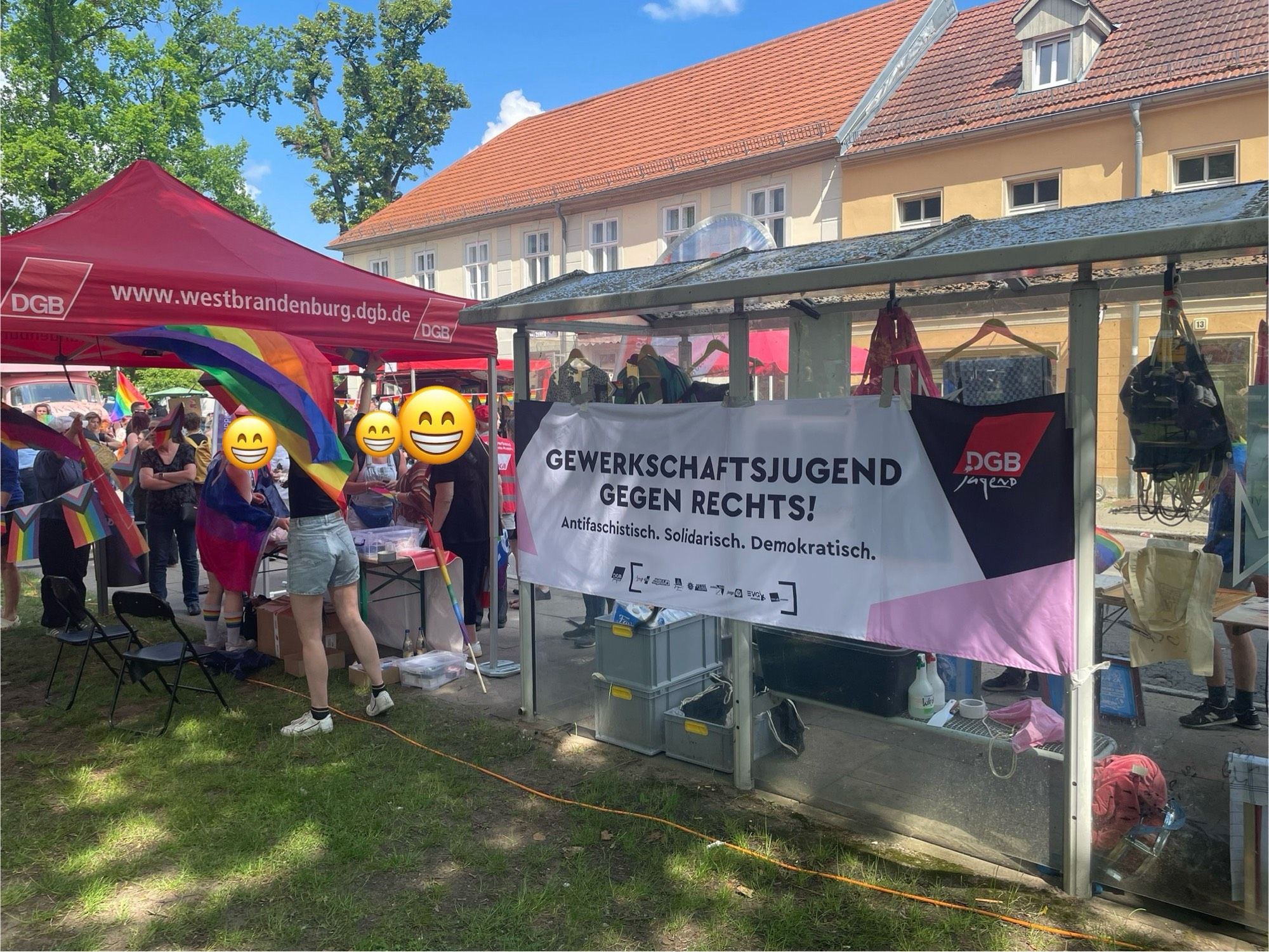 Fest auf dem Triangelplatz mit DGB-Stand und einem Banner “Gewerkschaftsbund gegen Rechts”