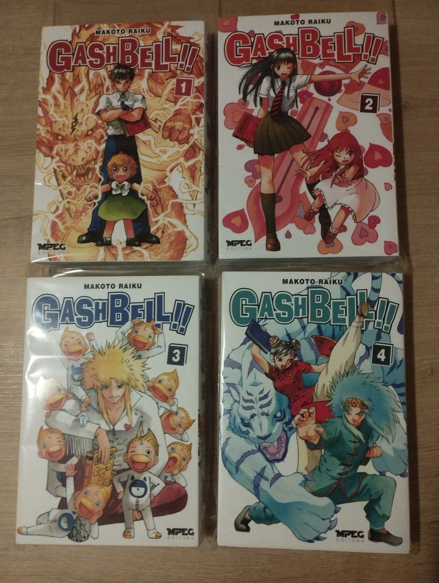 Foto dos quatro primeiros volumes da edição nacional do mangá de GashBell!! Publicado pela editora MPEG.