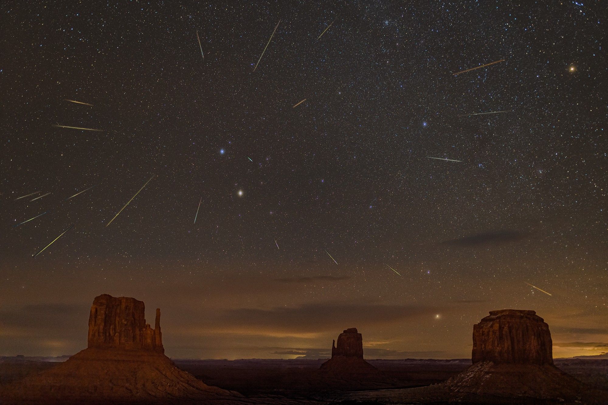 Photo des Géminides 2022 prise dans le ciel de Monument Valley en Arizona (USA).
On distingue clairement que tous les météores semblent provenir de la constellation des Gémeaux, d'où le nom de cette pluie d'étoiles filantes : les Géminides