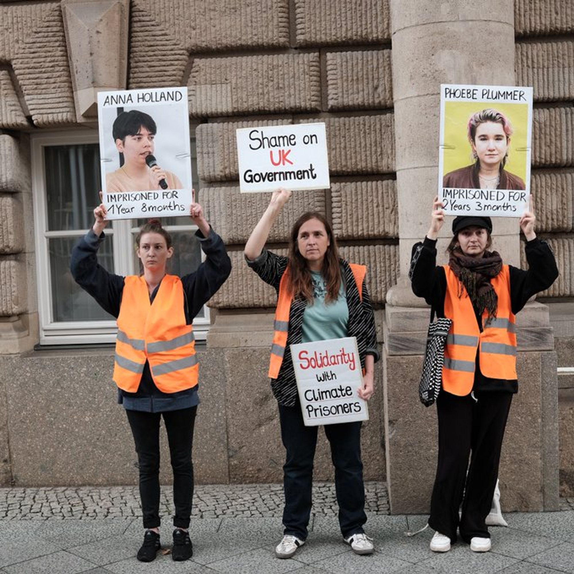 Anna Holland imprisoned for 1 year & 8 months 

Shame on UK Government 
Solidarity with climate prisoners 

Phoebe Plummer imprisoned for 2 years & 3 months