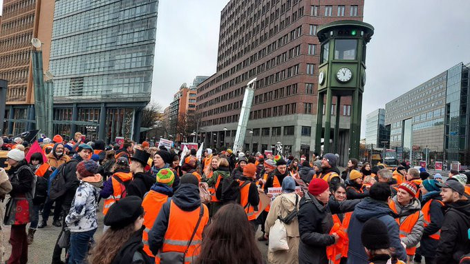 Viele Menschen in orangen Westen auf dem Potsdamer Platz.