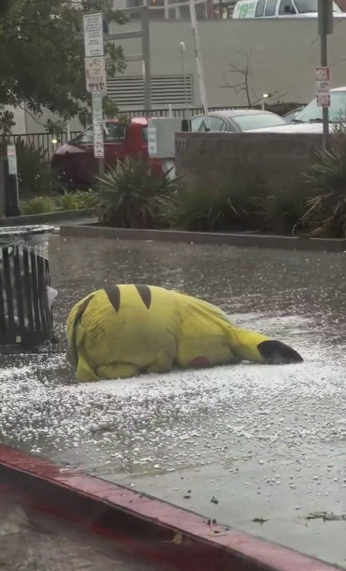 Pikachu de pelúcia gigante todo fudido jogado na sarjeta