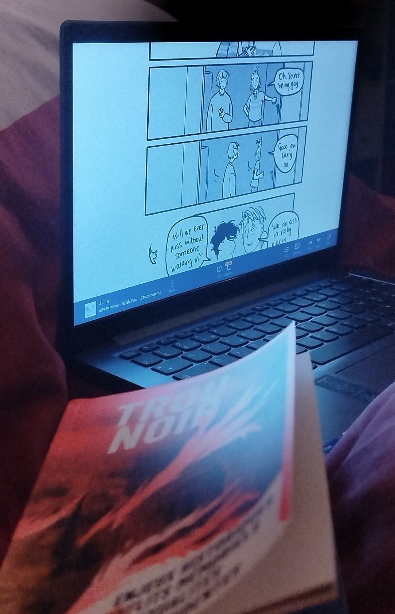 Revue Trou Noir au premier plan et comic Heartstopper sur un ordi au second plan