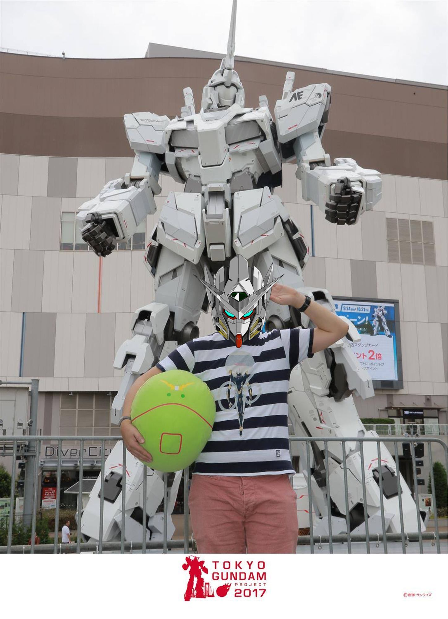 Photo de moi, devant le Gundam Unicorn d'Odaiba.

Robot géant avec une corne couelru blanc et gris.

Moi en T-shirt Evangelion en train de faire le garde à vous

Photo de 2017