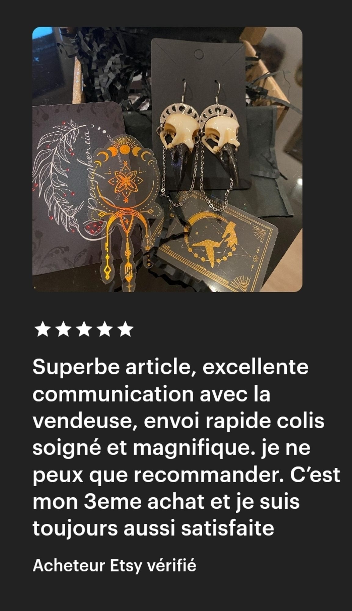 Avis Etsy sur une commande de boucles d'oreille crânes de corbeau, disant : superbe article, excellente communication avec la vendeuse, envoi rapide colis soigné et magnifique. Je ne peux que recommander. C'est mon 3e achat et je suis toujours aussi satisfaite.