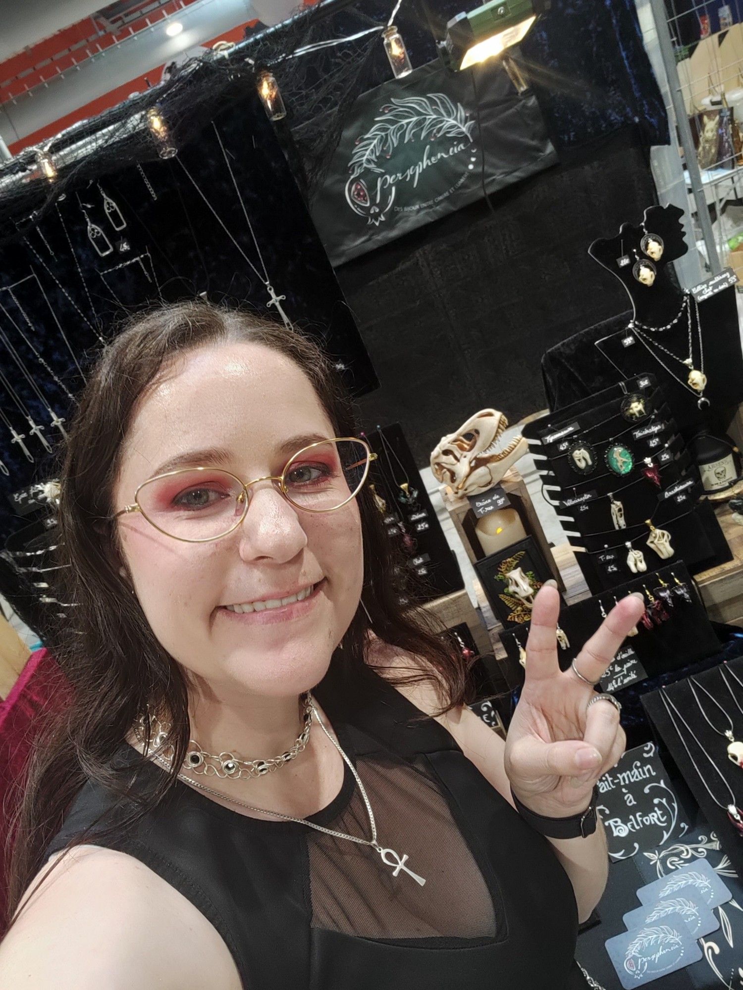 Selfie devant mon stand de bijoux aux Geek legends de Vesoul