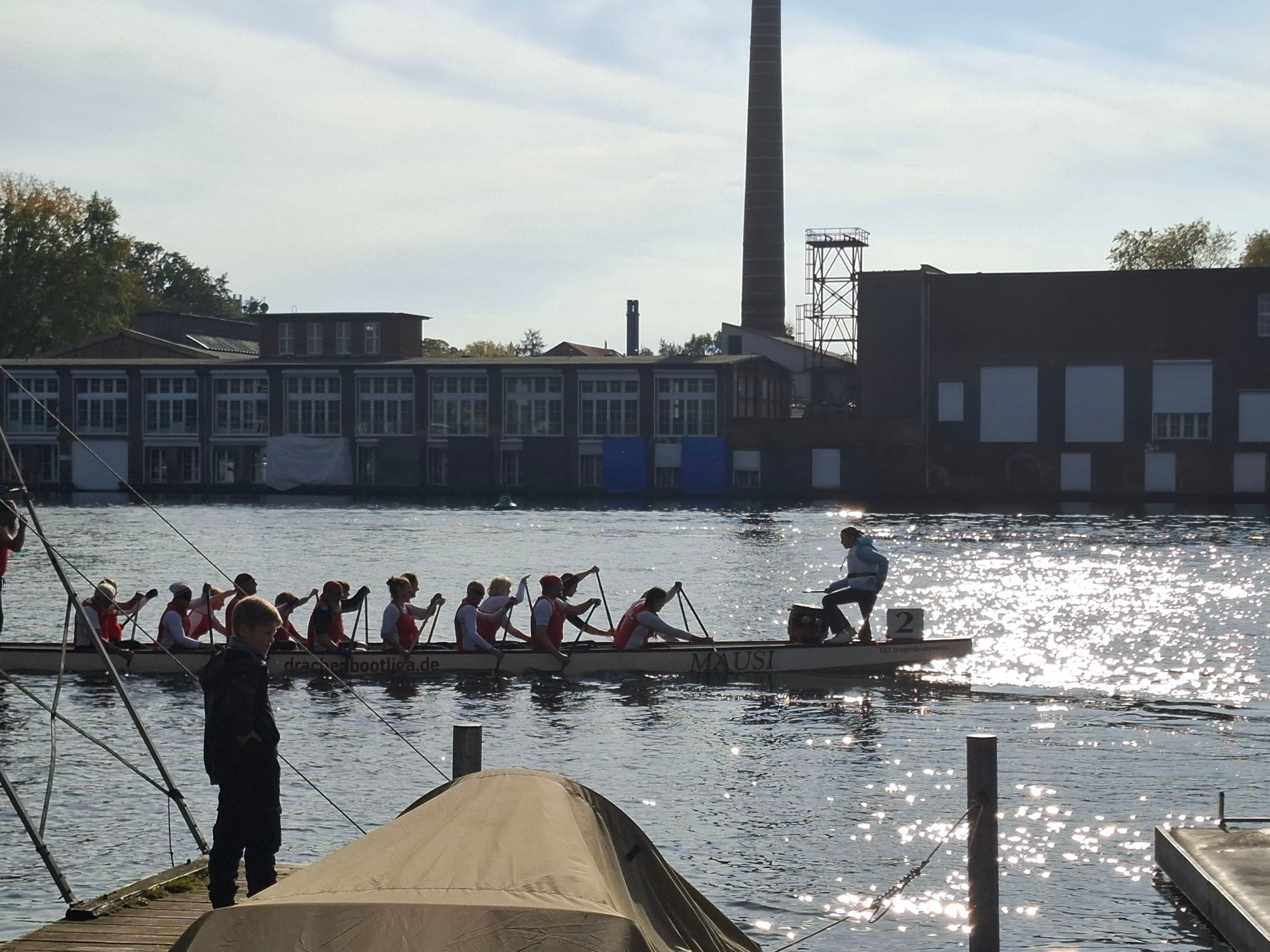 Ein Drachenboot mit Besatzung auf der Spree.