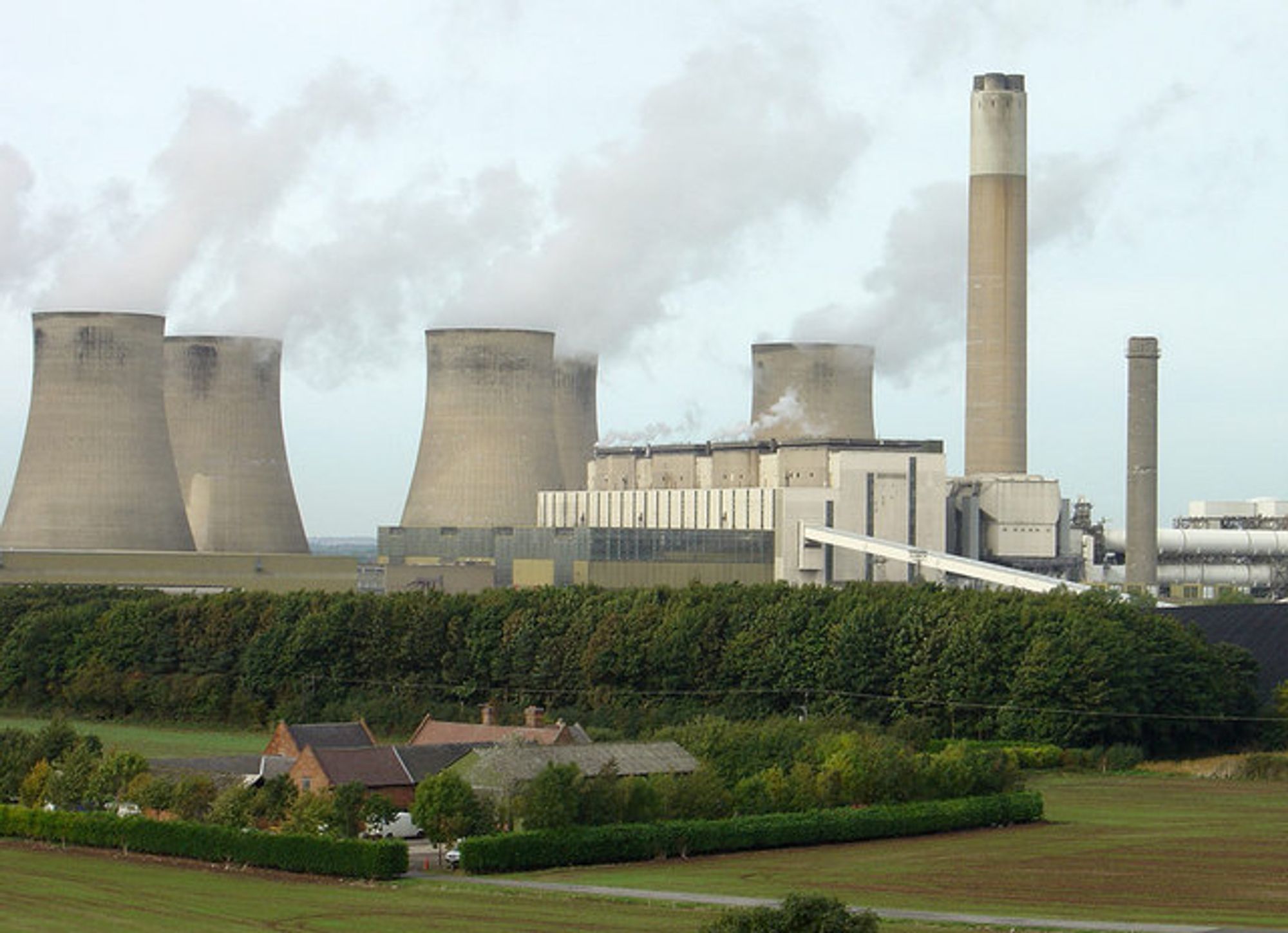 des bâtiments, une cheminée, des tours aéroréfrigérantes