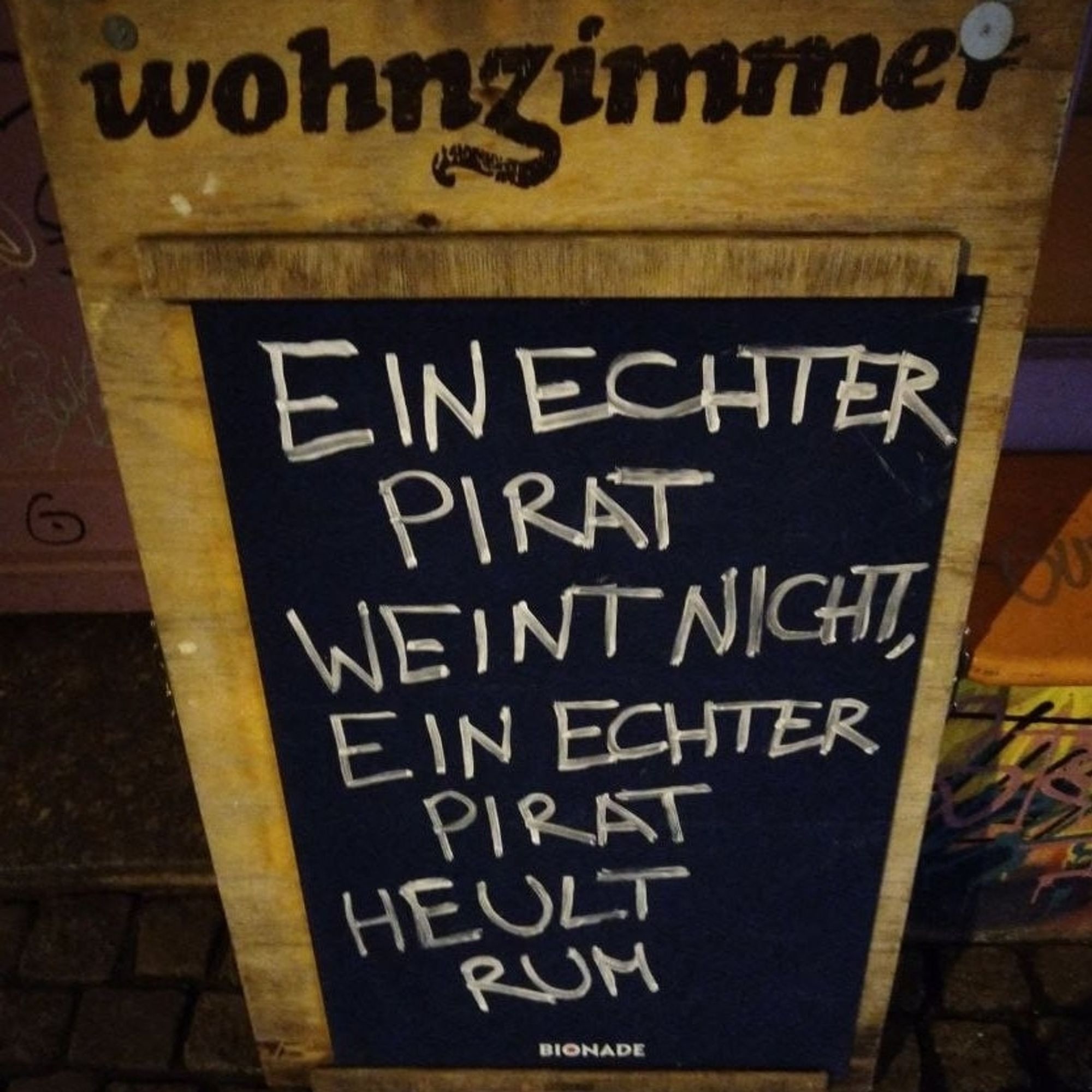 Eine Tafel der Kneipe Wohnzimmer
„Ein echter Pirat weint nicht, ein echter Pirat heult Rum.“