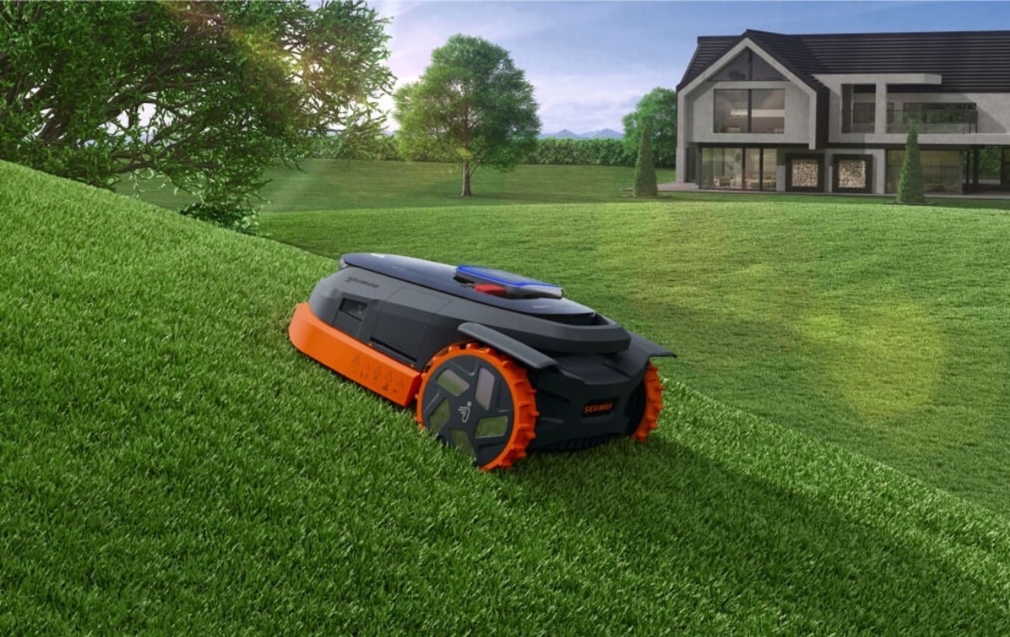 Ein schwarz-orangefarbener Mähroboter der Segway Navimow X3-Serie fährt auf einer großen Rasenfläche im Garten eines Anwesens eine Steigung hinauf. Foto (c) Segway. 