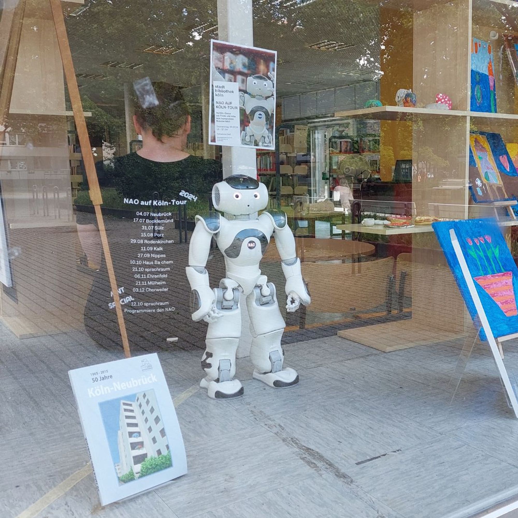 NAO im Schaufenster der Stadtteilbibliothek Neubrück.