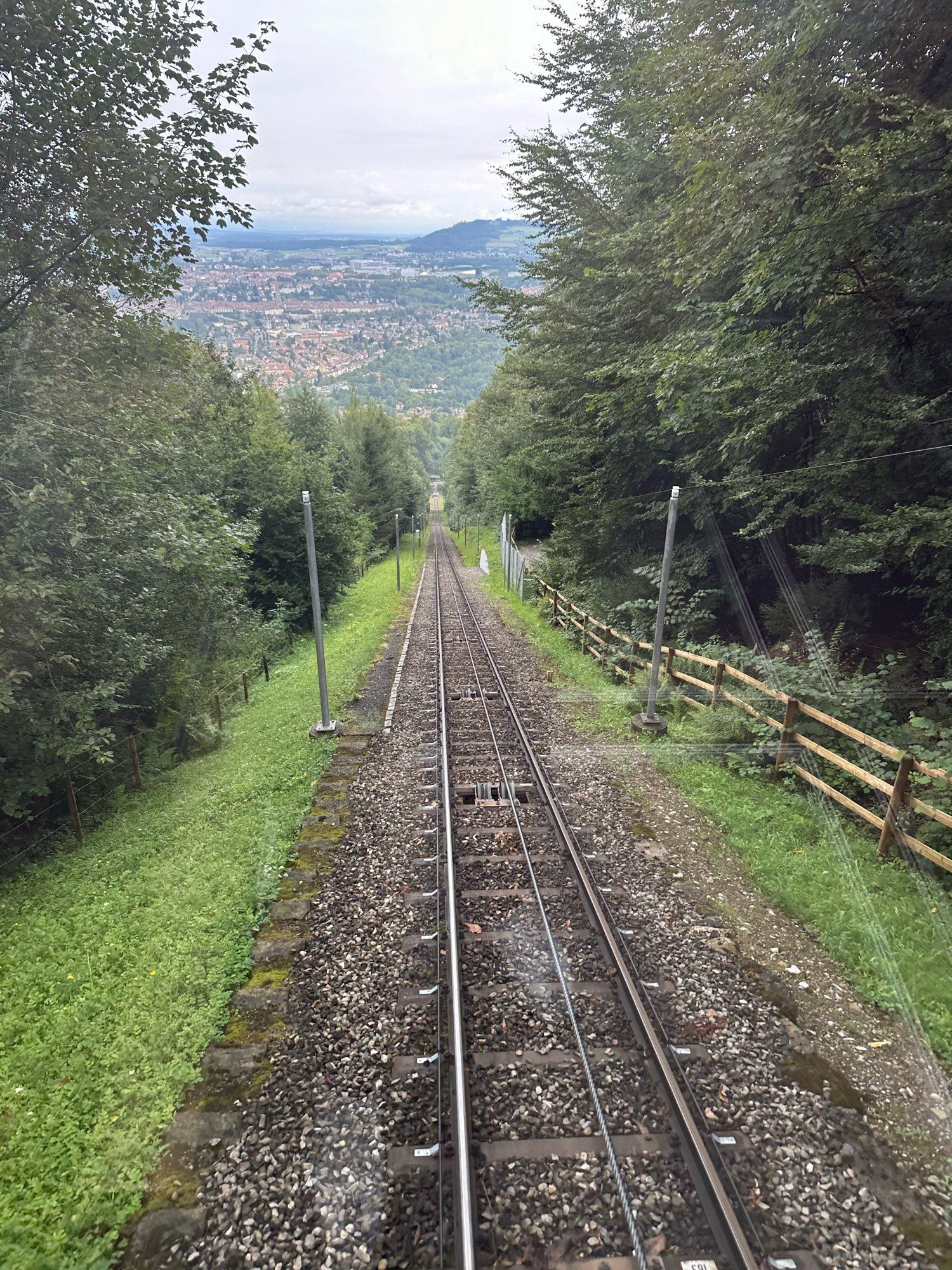 Blick auf das Gleis der Gurtenbahn. Ganz schön steil!