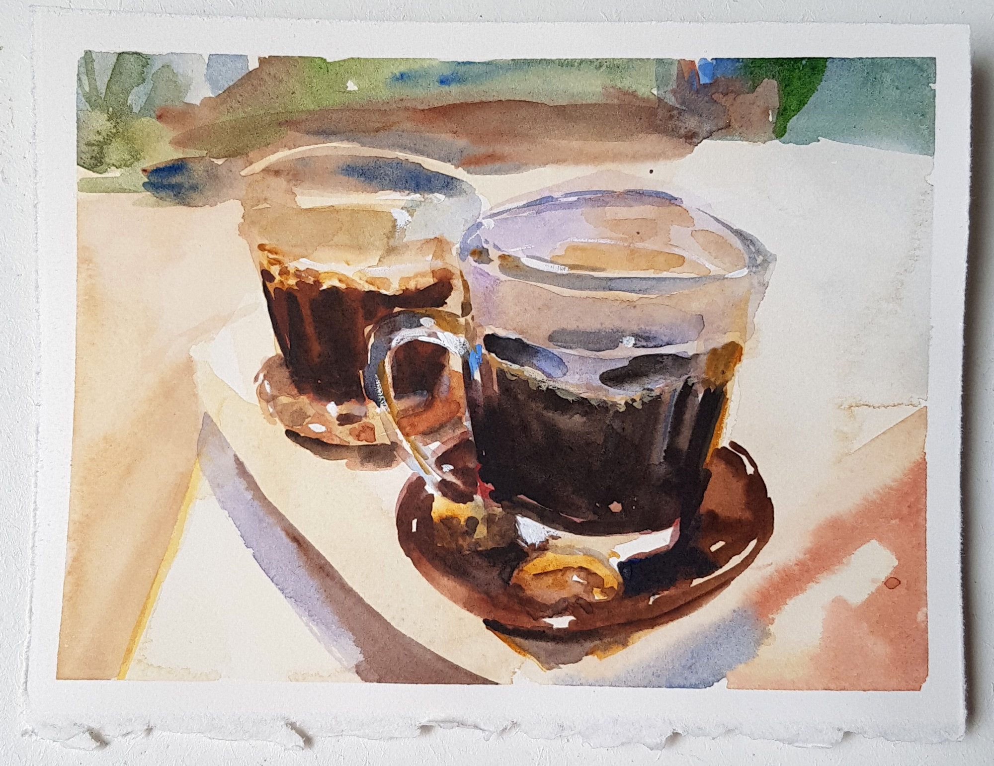 pintura em aquarela de 2 copos transparentes cheios de café em cima de pires marrom escuros