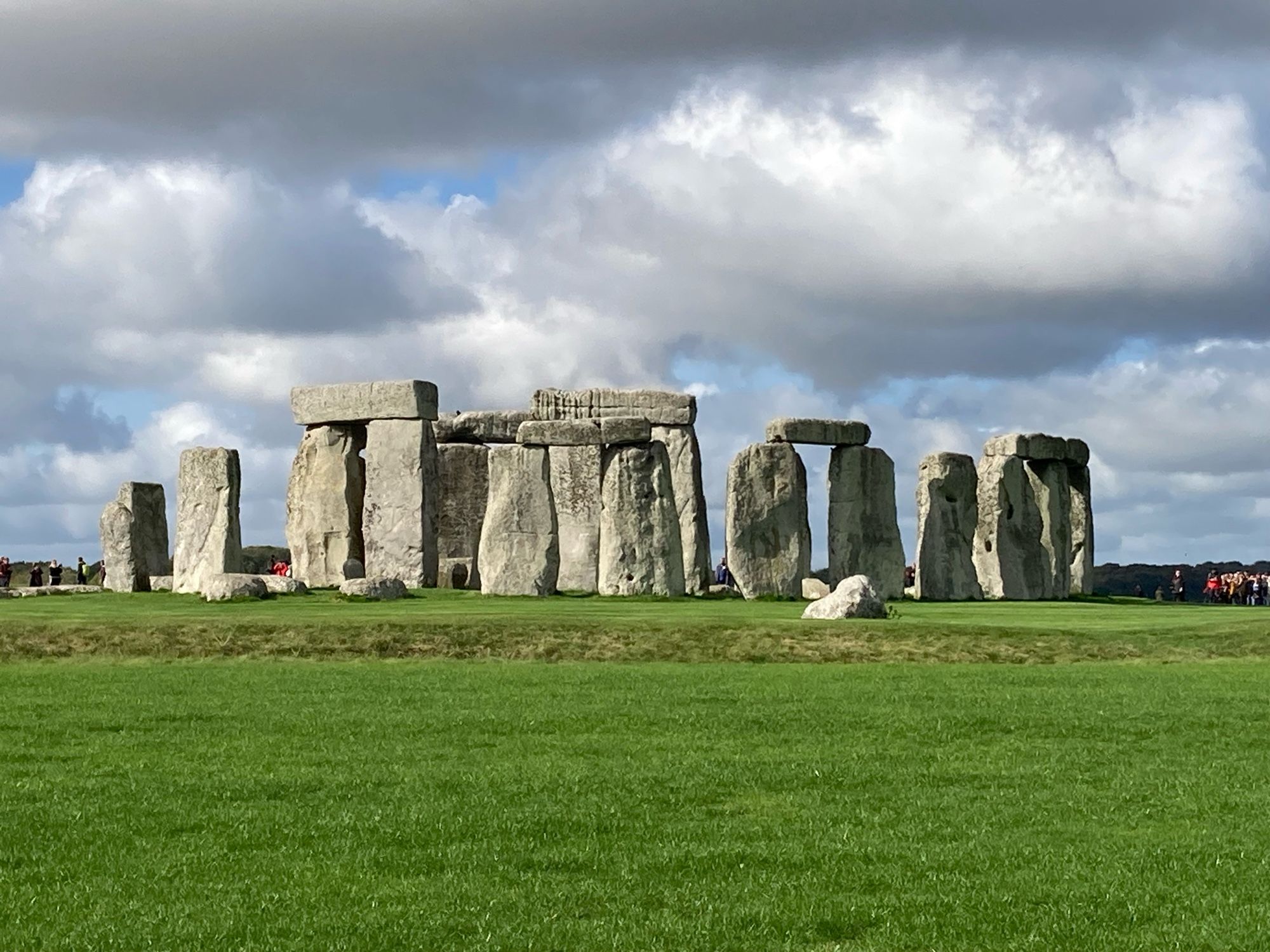 Der Stromkreis von Stonehenge vor blauem Himmel und z. T. Dunklen Wolken.