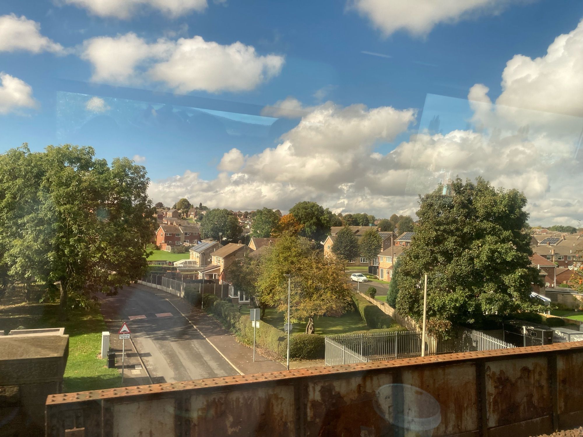 Straßen und Häuser im Sonnenschein. Blauer Himmel und Wolken.