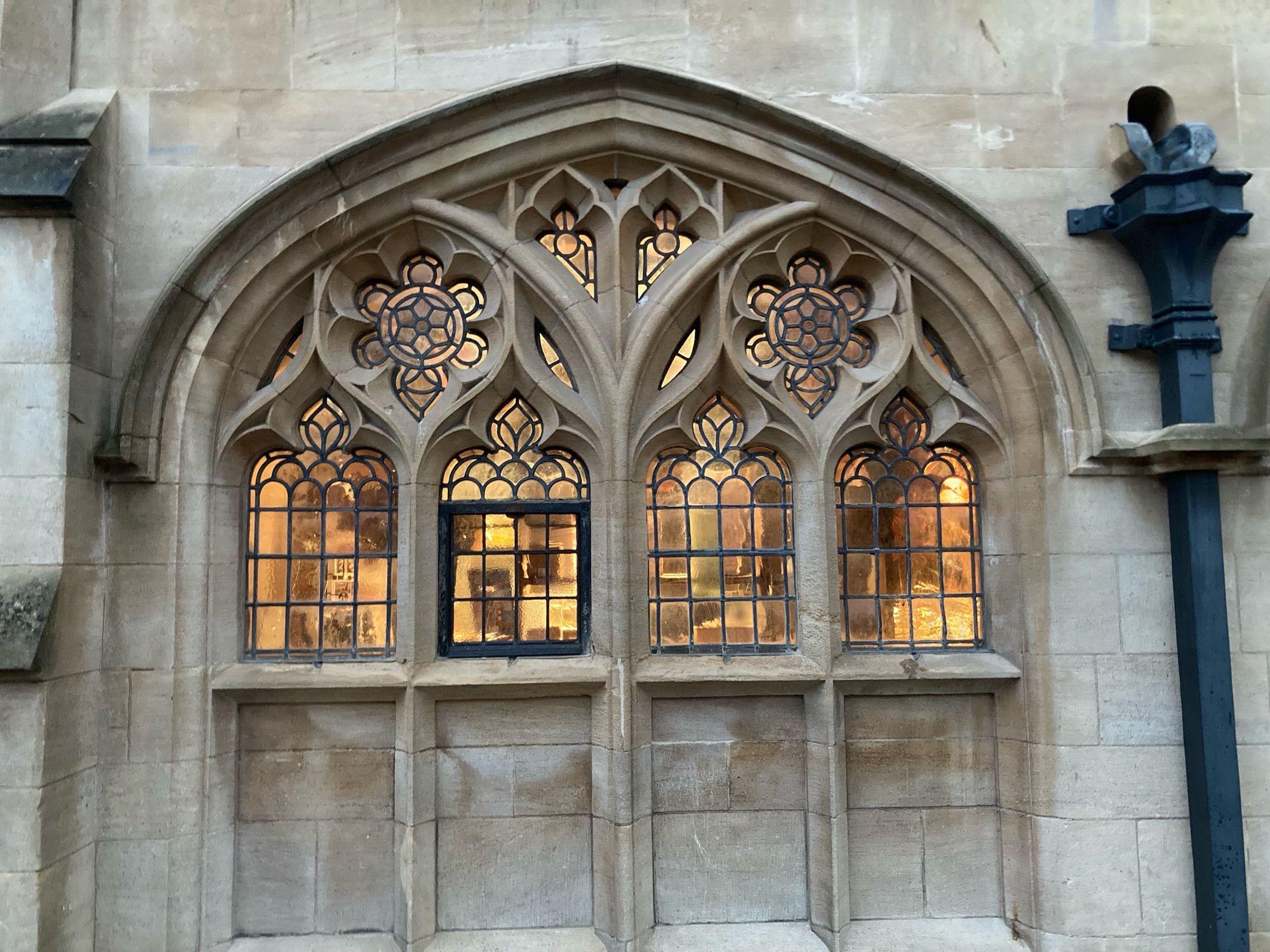 Kirchenfenster von innen beleuchtet.