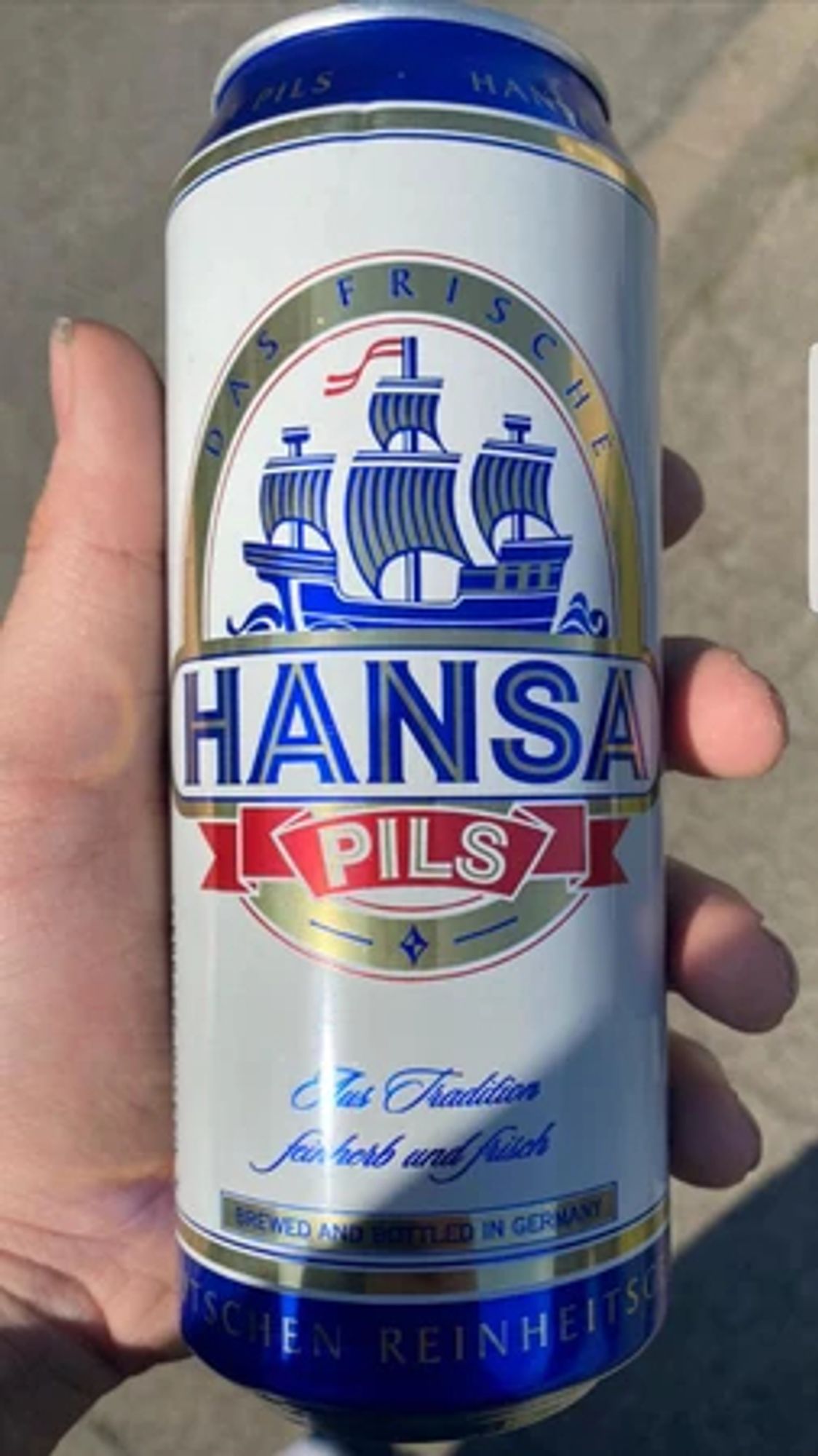 eine Hand  mit einer dose Hansa Pils