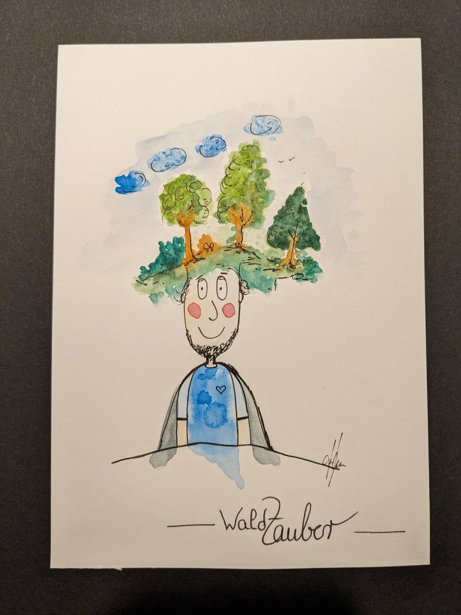 Zeichnung auf weißem Papier mit aquarellfarben und schwarzem fineliner. Gezeichnetes das Porträt einer Person mit roten bäckchen und einem schwarzen Bart Punkt die Person trägt ein blaues T-Shirt und einen dunklen Umhang. Die Haare bestehen aus einer baumwiesenlandschaft in grün und braun tönen mit ein paar lockeren Wolken darüber Punkt unter dem Bild steht das Wort waldzauber.