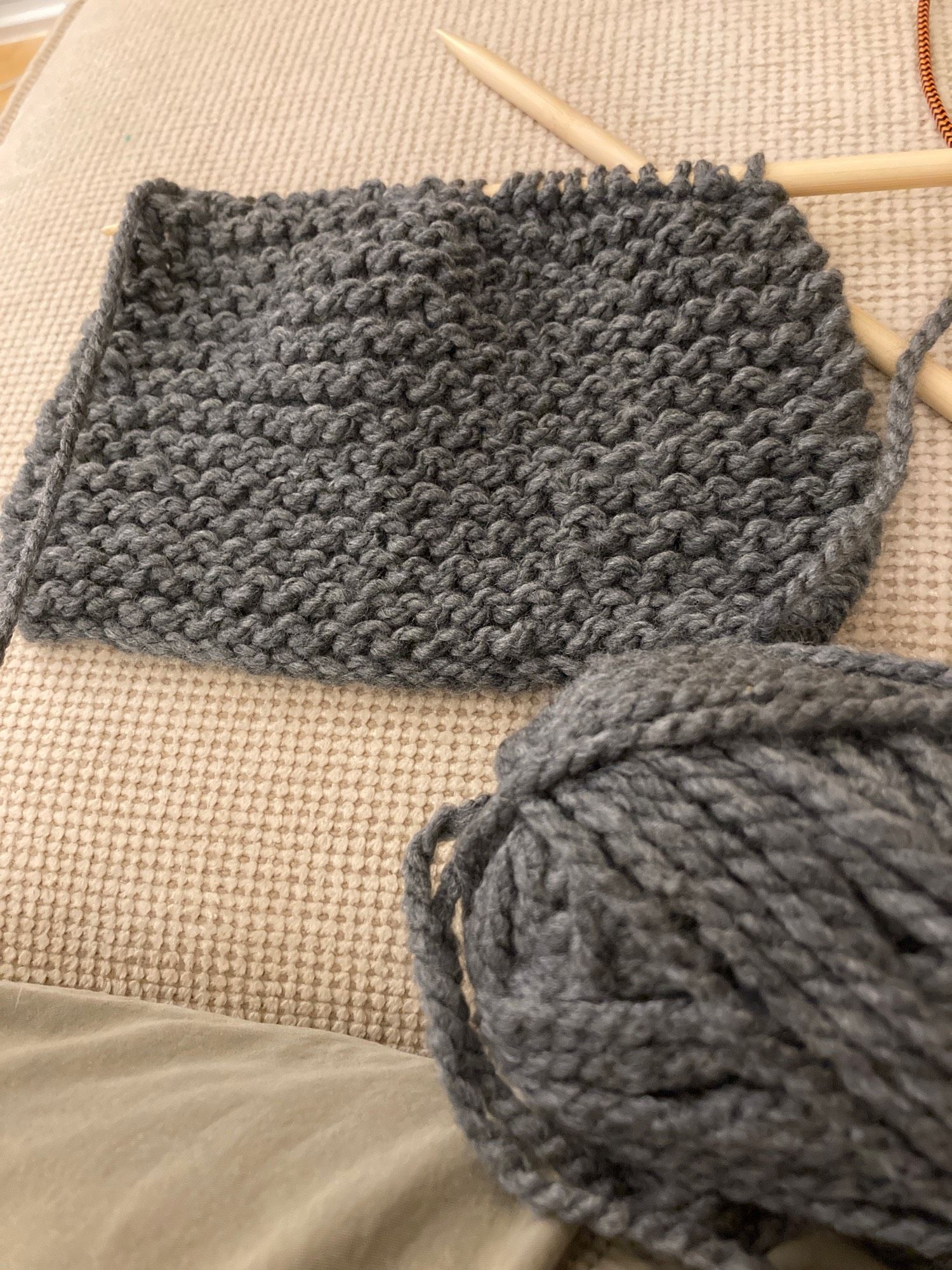 Learning to knit, gray chunky wool - bamboo needles