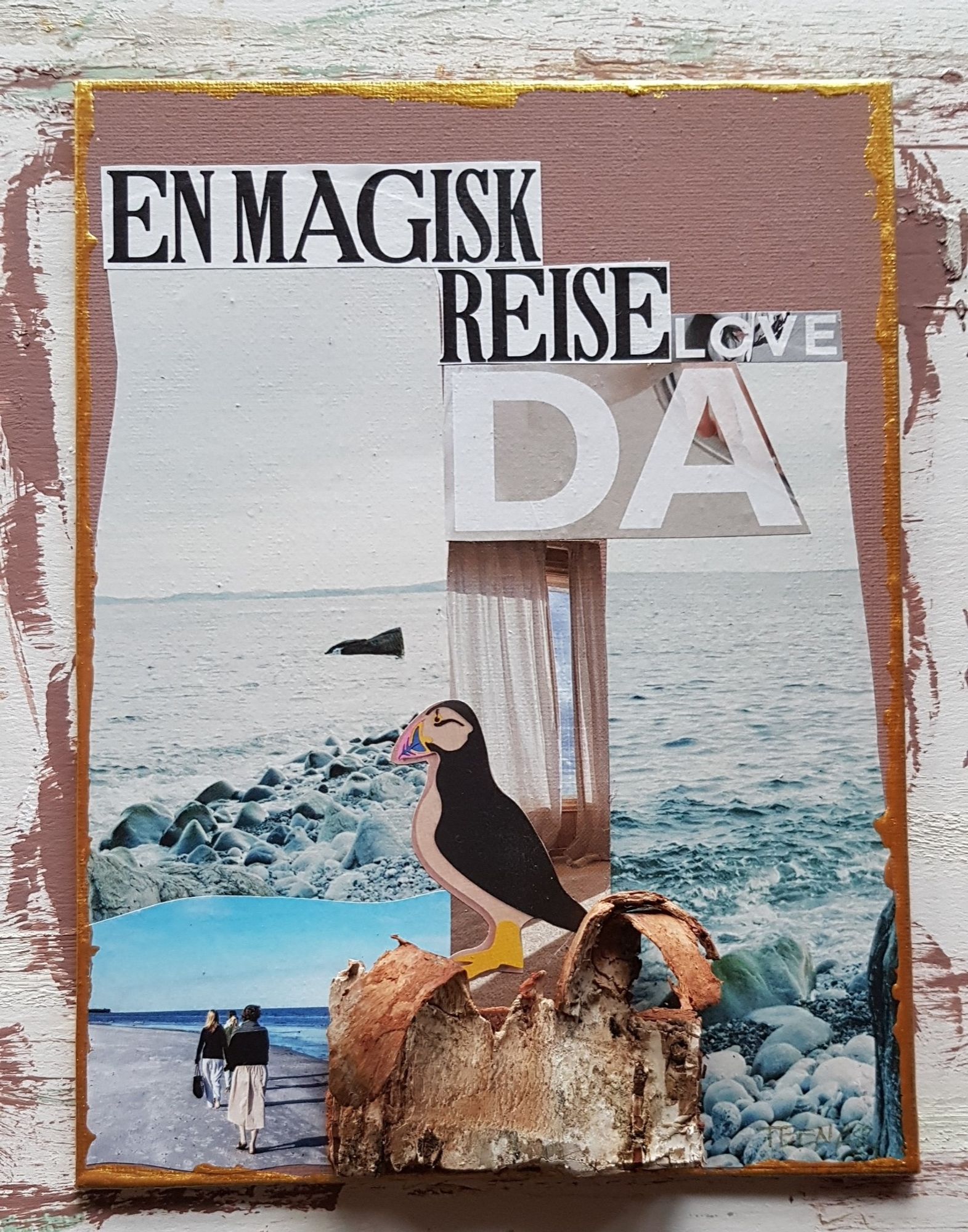 Mixedmedia-Assemblage mit Norwegen-Fundstücken.
Ein wellenförmiges Stück getrocknete Birkenrinde auf dem eine Lumme (Papageientaucher) zu stehen scheint. Surreale Meeresszenerie. Collage-Text: 
EN MAGISK
REISE
LOVE
DA