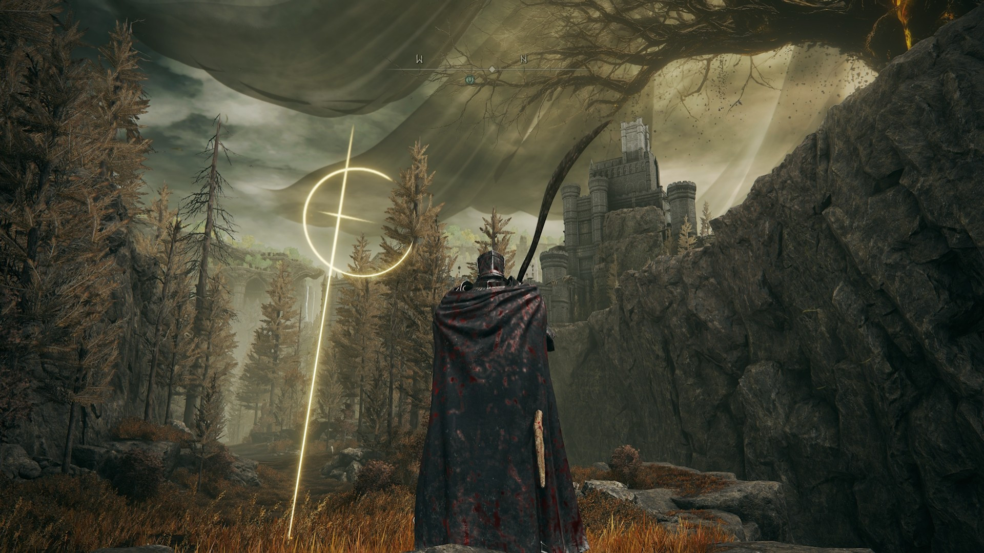 Captura del DLC de Elden Ring: Shadow of the Erdtree. Una cruz de Miquella se erige ante el Sinluz protagonista. Al fondo, un fuerte sobre un acantilado y los velos flotantes del Árbol Sombrío.